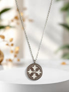 Solstice Cross – Κολιέ με σταυρό & σμάλτο σε στρογγυλό μενταγιόν - So Cute by Dimi