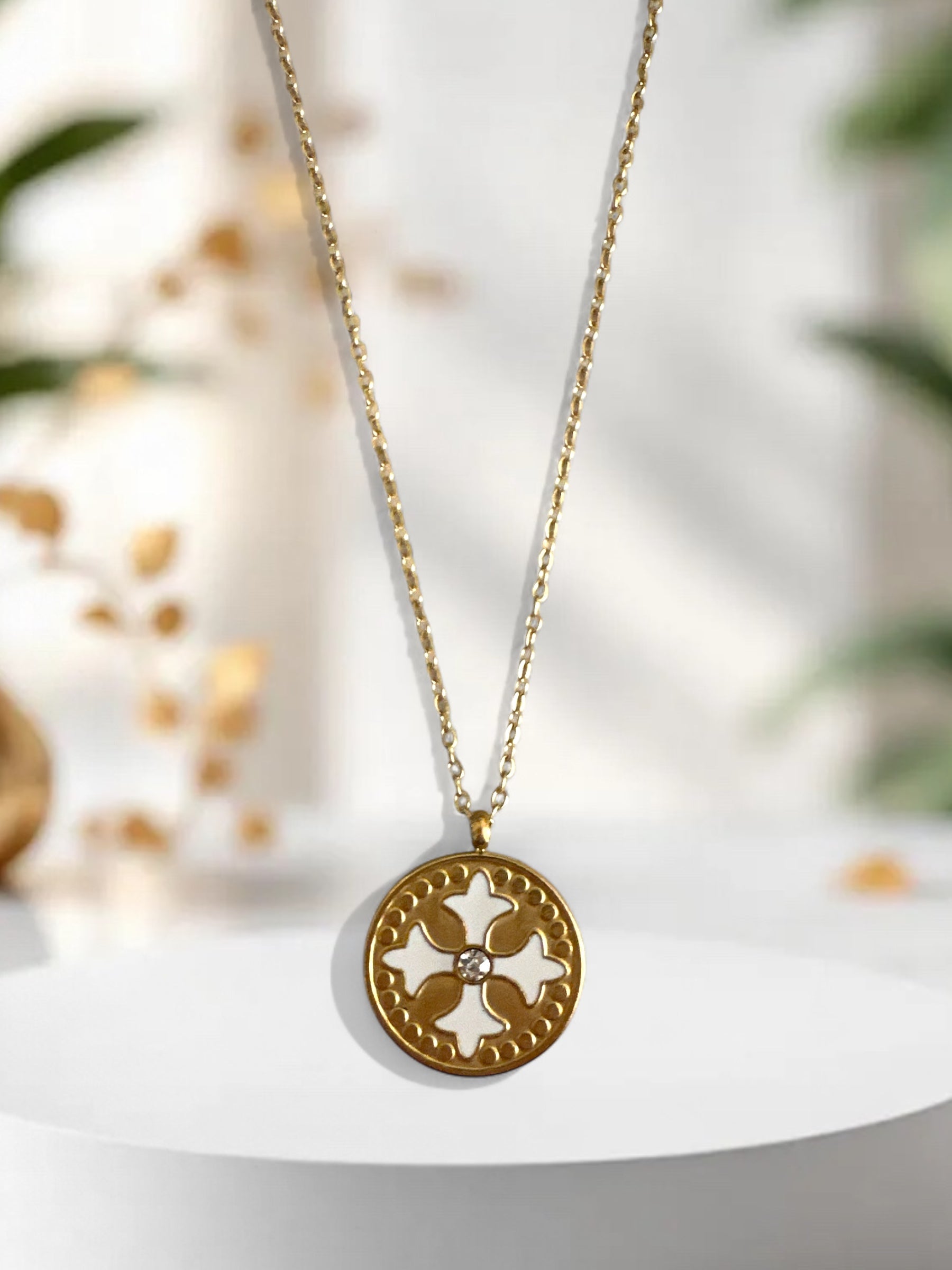 Solstice Cross – Κολιέ με σταυρό & σμάλτο σε στρογγυλό μενταγιόν - So Cute by Dimi