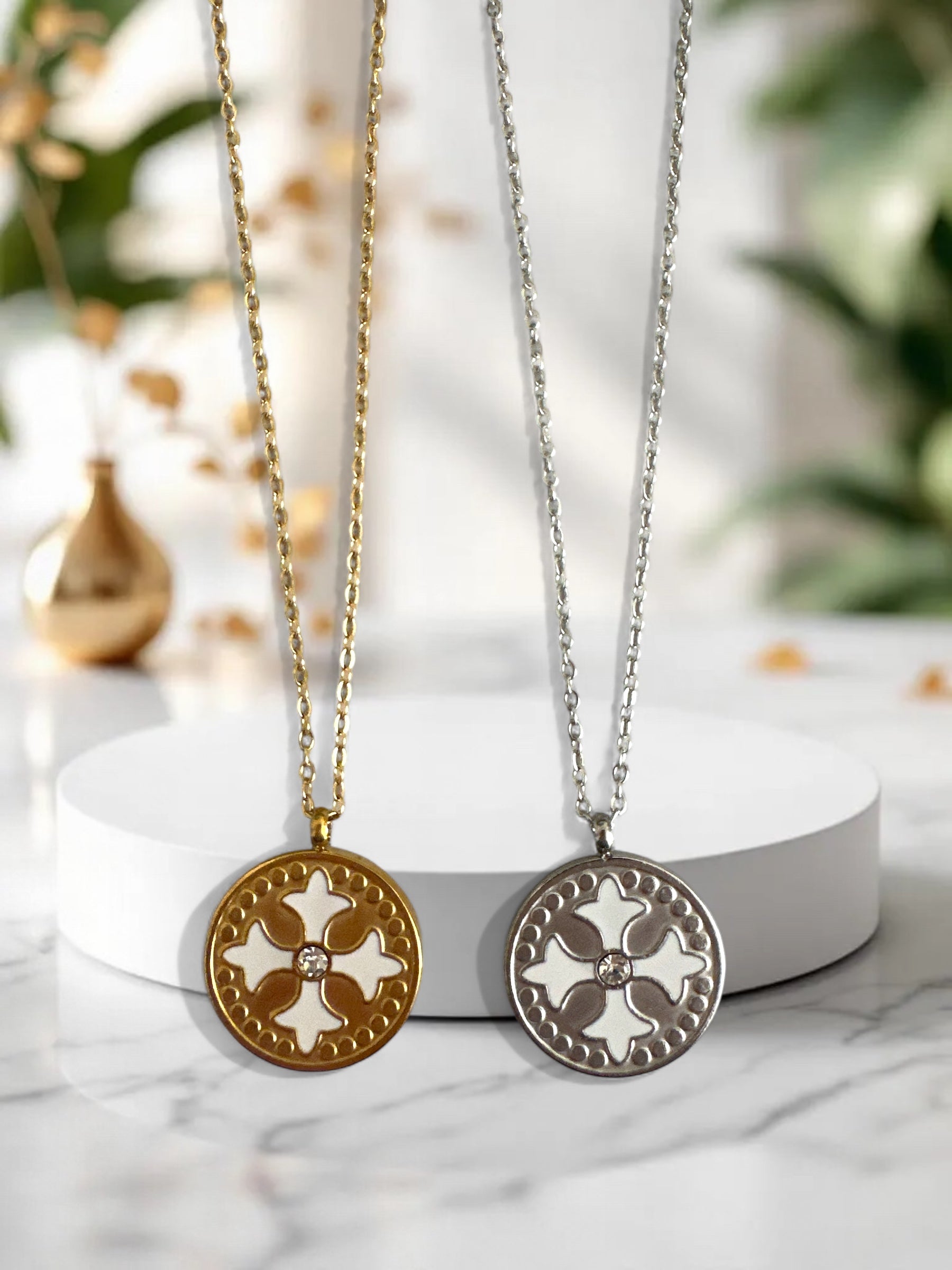 Solstice Cross – Κολιέ με σταυρό & σμάλτο σε στρογγυλό μενταγιόν - So Cute by Dimi