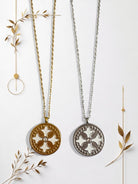 Solstice Cross – Κολιέ με σταυρό & σμάλτο σε στρογγυλό μενταγιόν - So Cute by Dimi