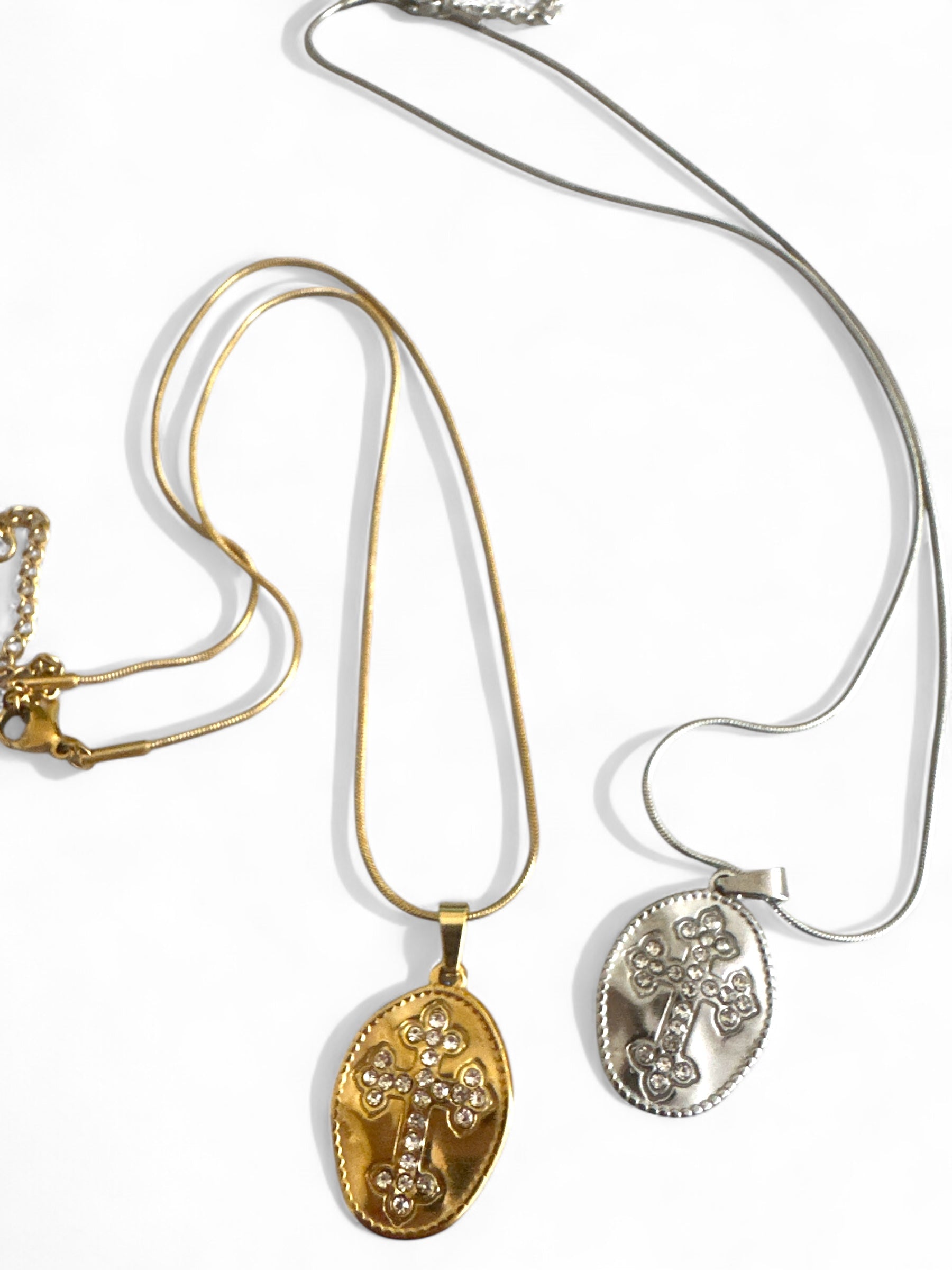 Blessed Oval – Οβάλ κολιέ με σταυρό & στρας - So Cute by Dimi