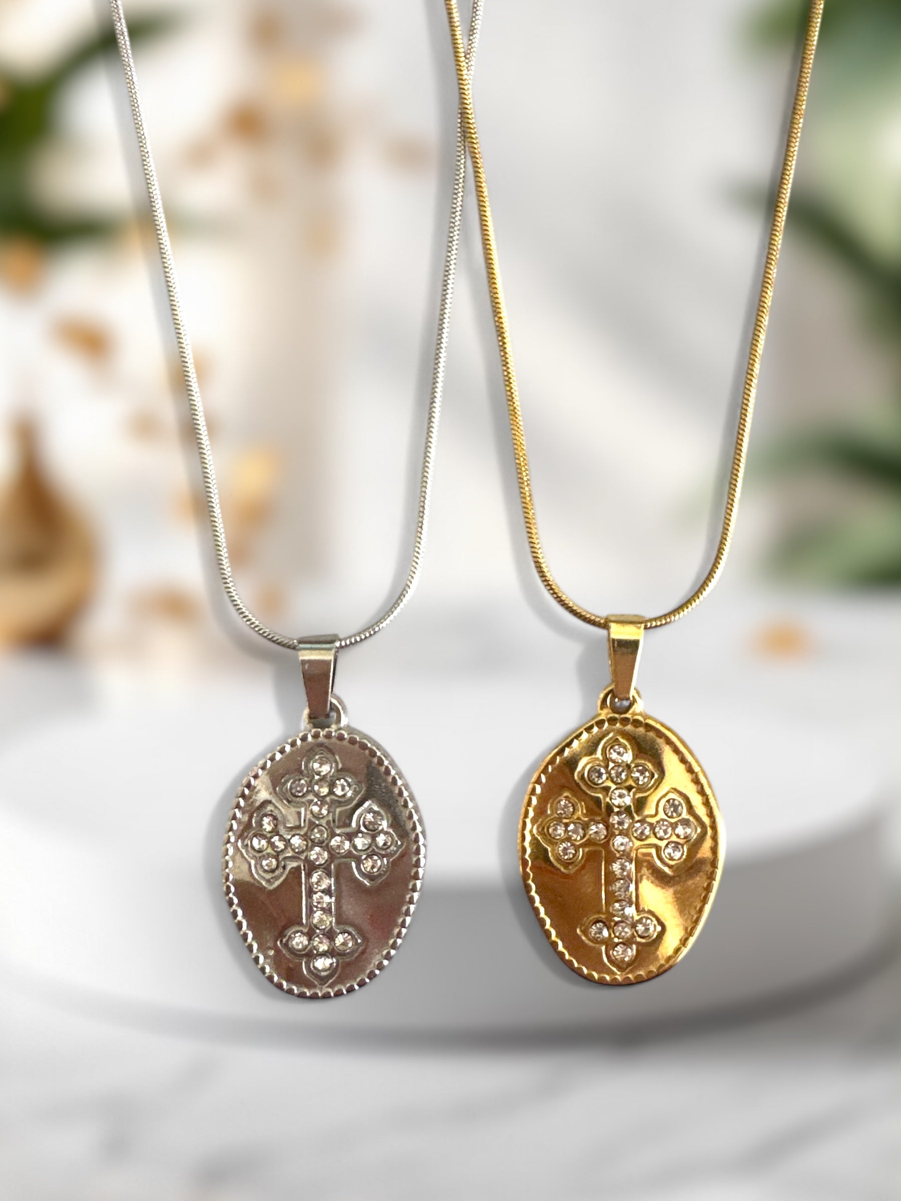 Blessed Oval – Οβάλ κολιέ με σταυρό & στρας - So Cute by Dimi