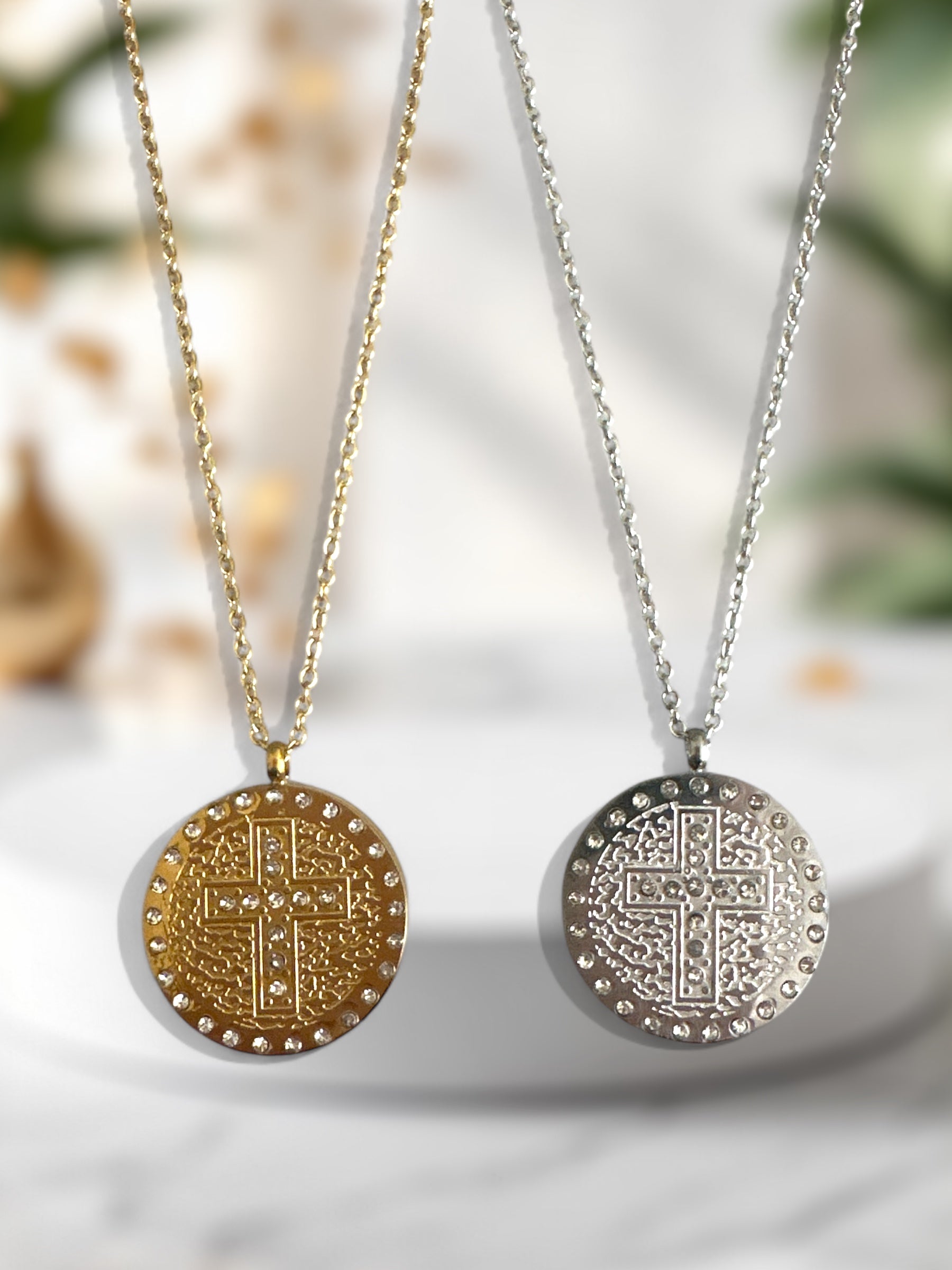 Divine Shine – Κολιέ με σταυρό & στρας σε κυκλικό μενταγιόν - So Cute by Dimi