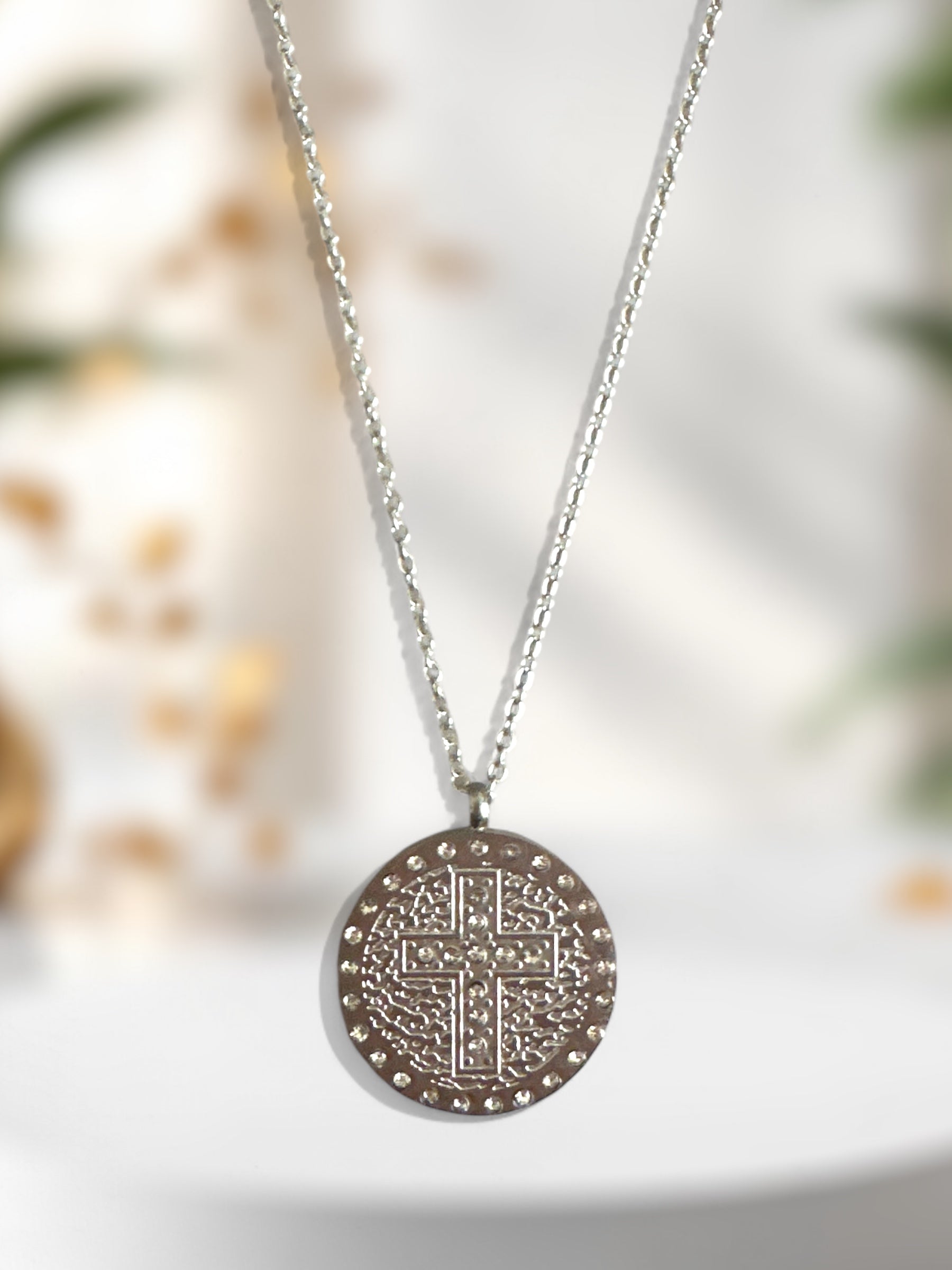 Divine Shine – Κολιέ με σταυρό & στρας σε κυκλικό μενταγιόν - So Cute by Dimi