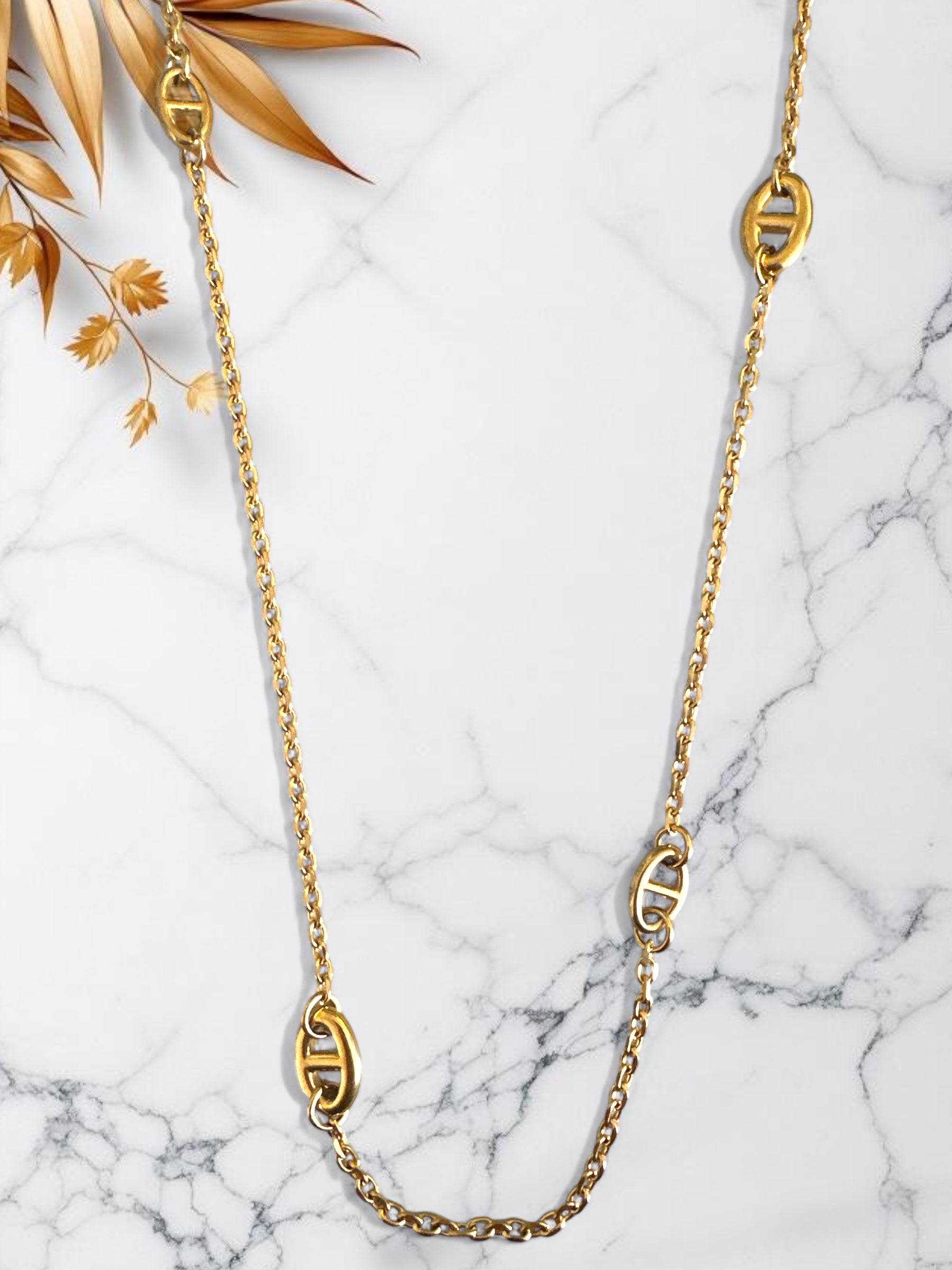 Μακριά χρυσαφί ατσάλινη αλυσίδα λαιμού 80εκ. με διακοσμητικά μοτίβα D και κούμπωμα T-bar.