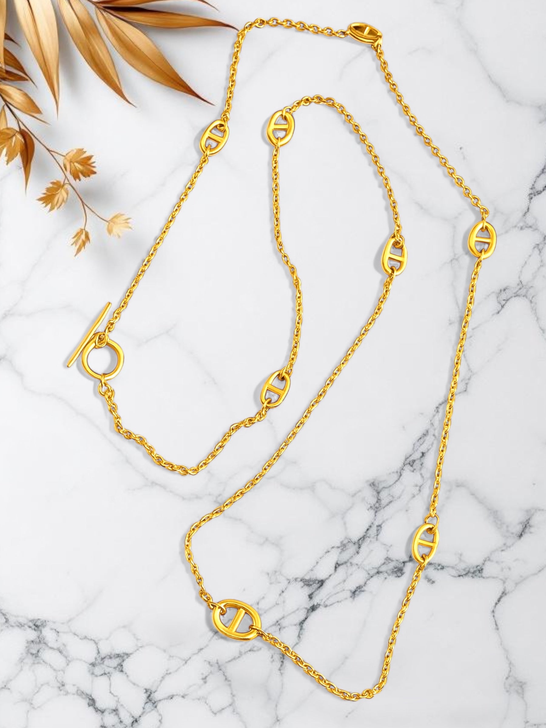 Μακριά χρυσαφί ατσάλινη αλυσίδα λαιμού 80εκ. με διακοσμητικά μοτίβα D και κούμπωμα T-bar.