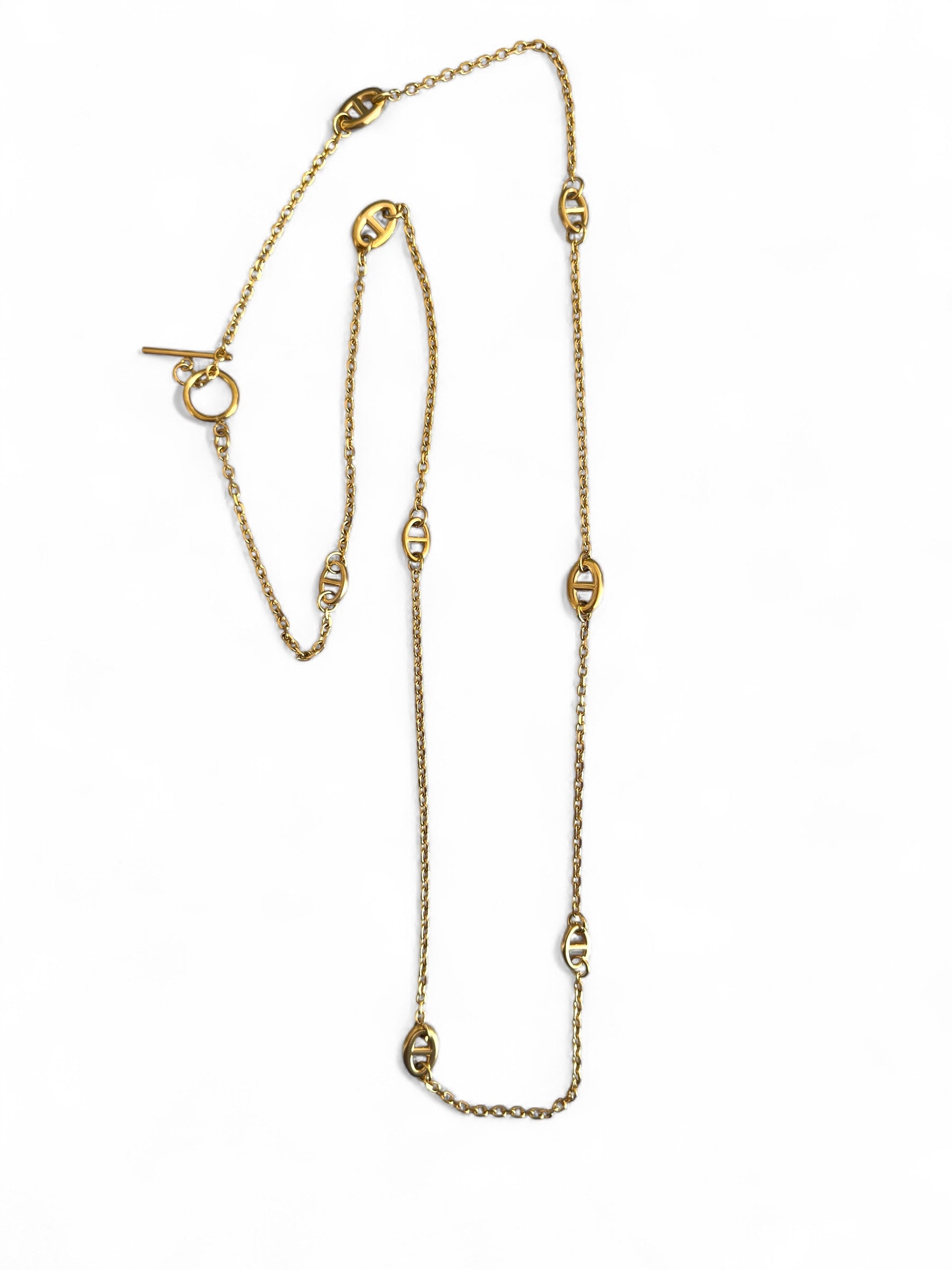 Μακριά χρυσαφί ατσάλινη αλυσίδα λαιμού 80εκ. με διακοσμητικά μοτίβα D και κούμπωμα T-bar.