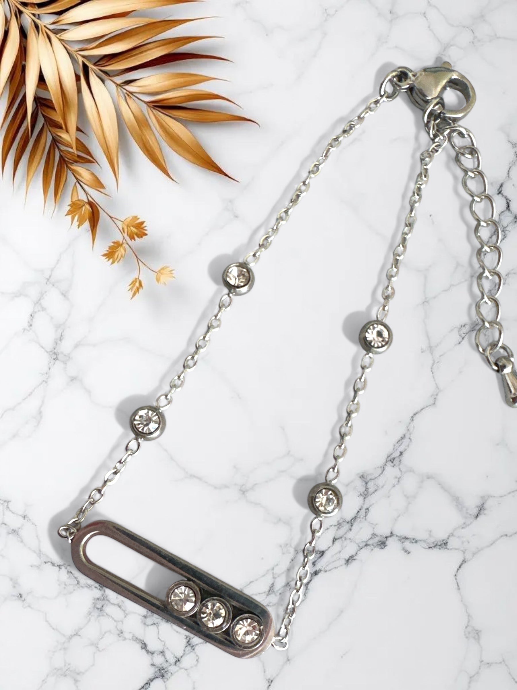 Ατσάλινα βραχιόλια με ζιργκόν σε χρυσό και ασημί χρώμα, σε φόντο λευκό