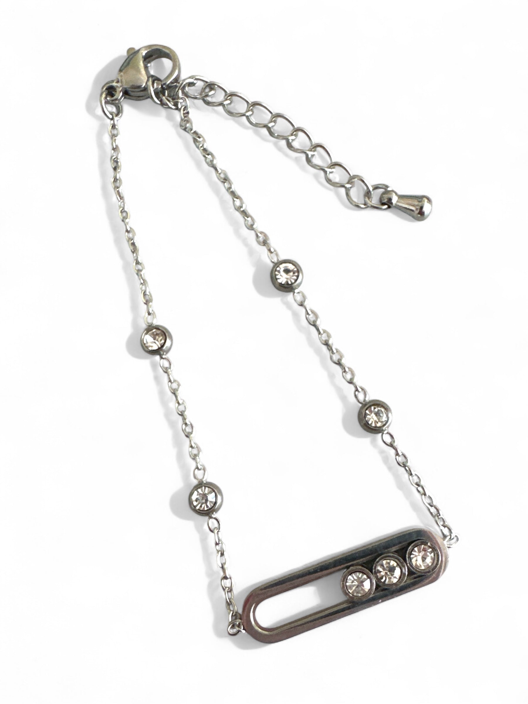 Ατσάλινα βραχιόλια με ζιργκόν σε χρυσό και ασημί χρώμα, σε φόντο λευκό