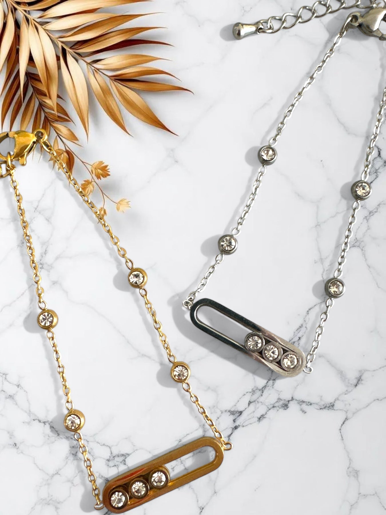 Ατσάλινα βραχιόλια με ζιργκόν σε χρυσό και ασημί χρώμα, σε φόντο λευκό