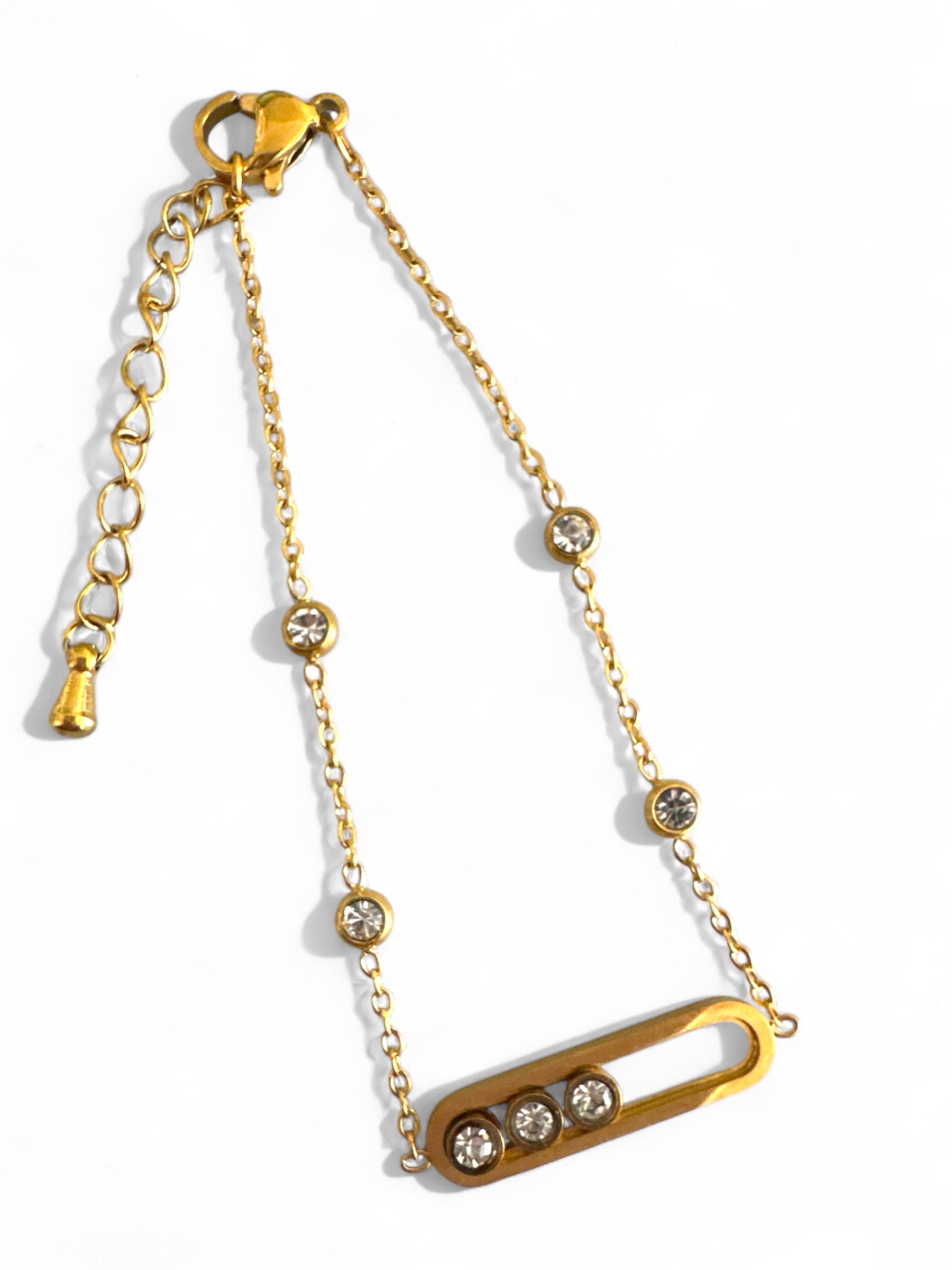 Ατσάλινα βραχιόλια με ζιργκόν σε χρυσό και ασημί χρώμα, σε φόντο λευκό