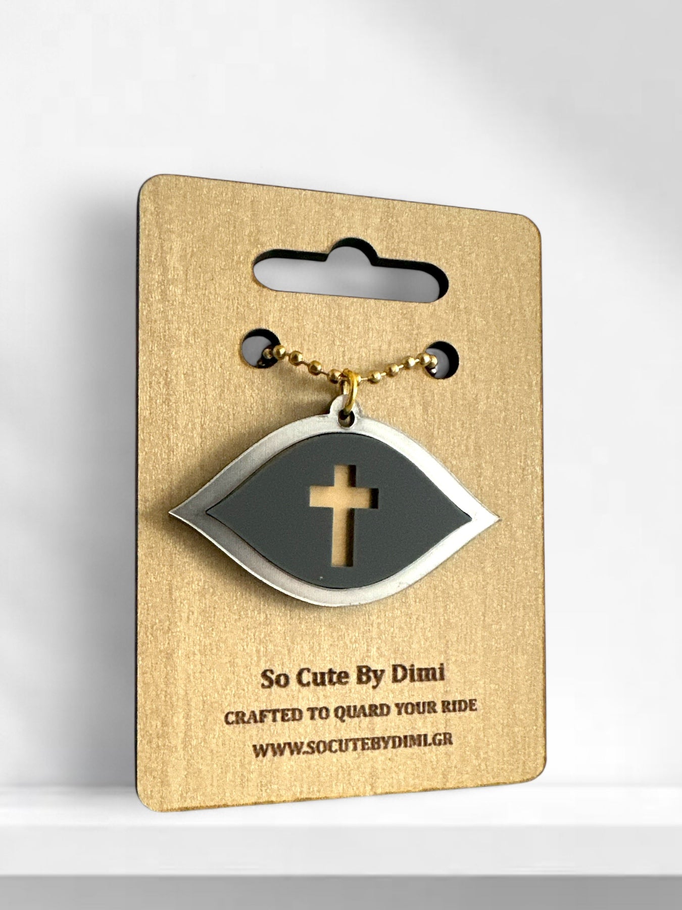 Μάτι γούρι αυτοκινήτου με ασημί καθρέφτη, σκούρο γκρι plexiglass και χρυσό σταυρό στο κέντρο, σε χρυσή αλυσίδα