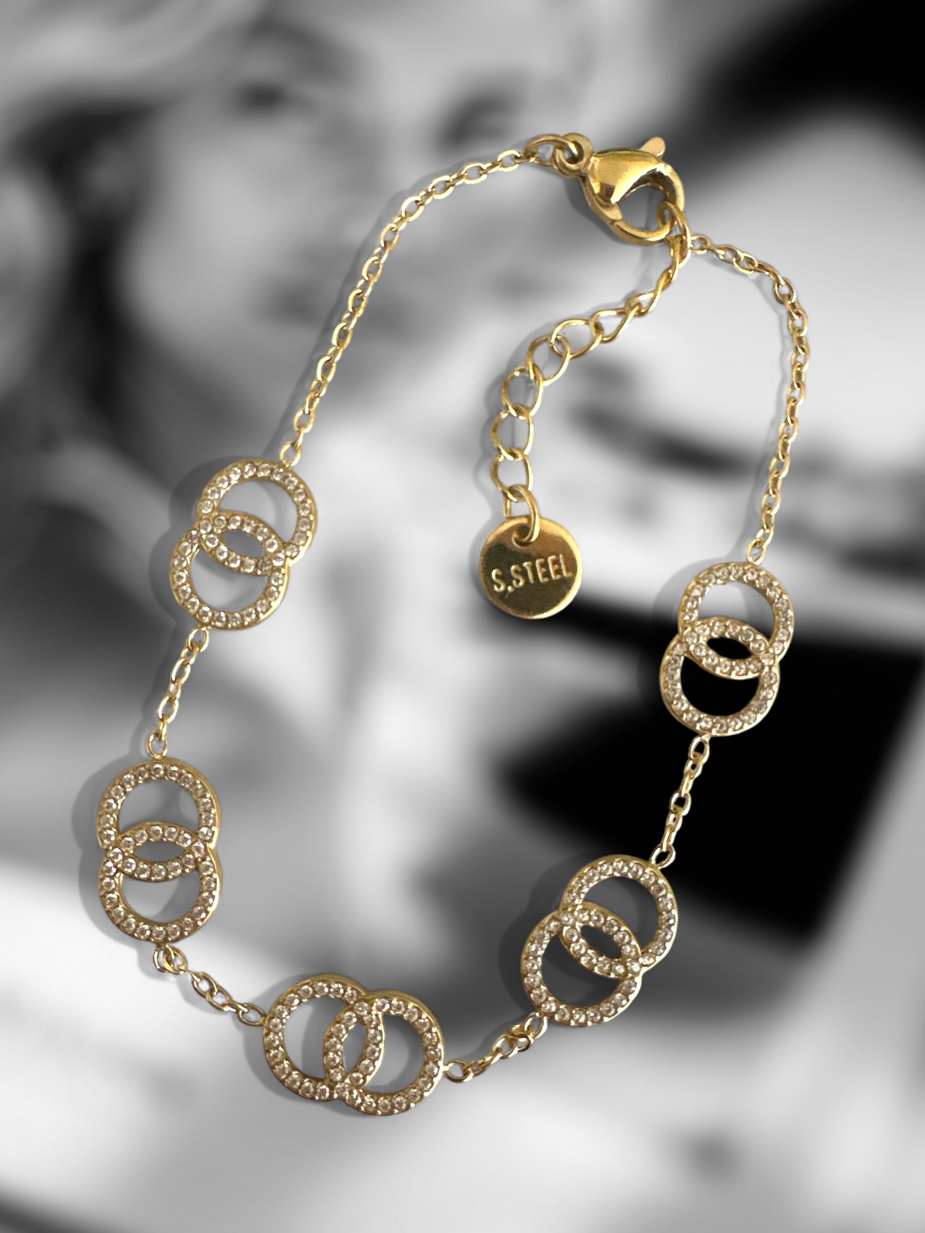 Ατσάλινο βραχιόλι με διακοσμητικούς κρίκους και ζιργκόν, διαθέσιμο σε χρυσό και ασημί φινίρισμα