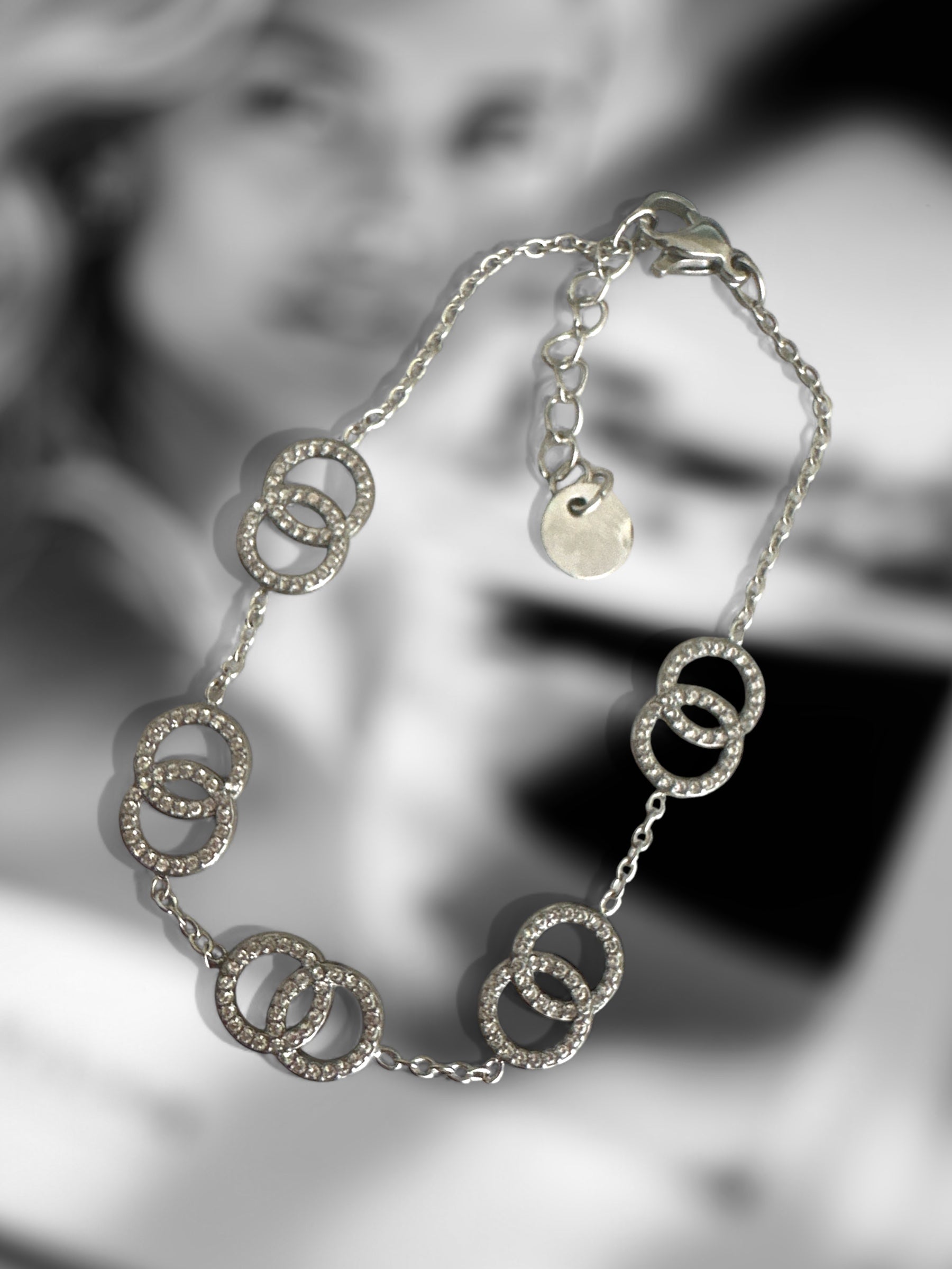 Ατσάλινο βραχιόλι με διακοσμητικούς κρίκους και ζιργκόν, διαθέσιμο σε χρυσό και ασημί φινίρισμα