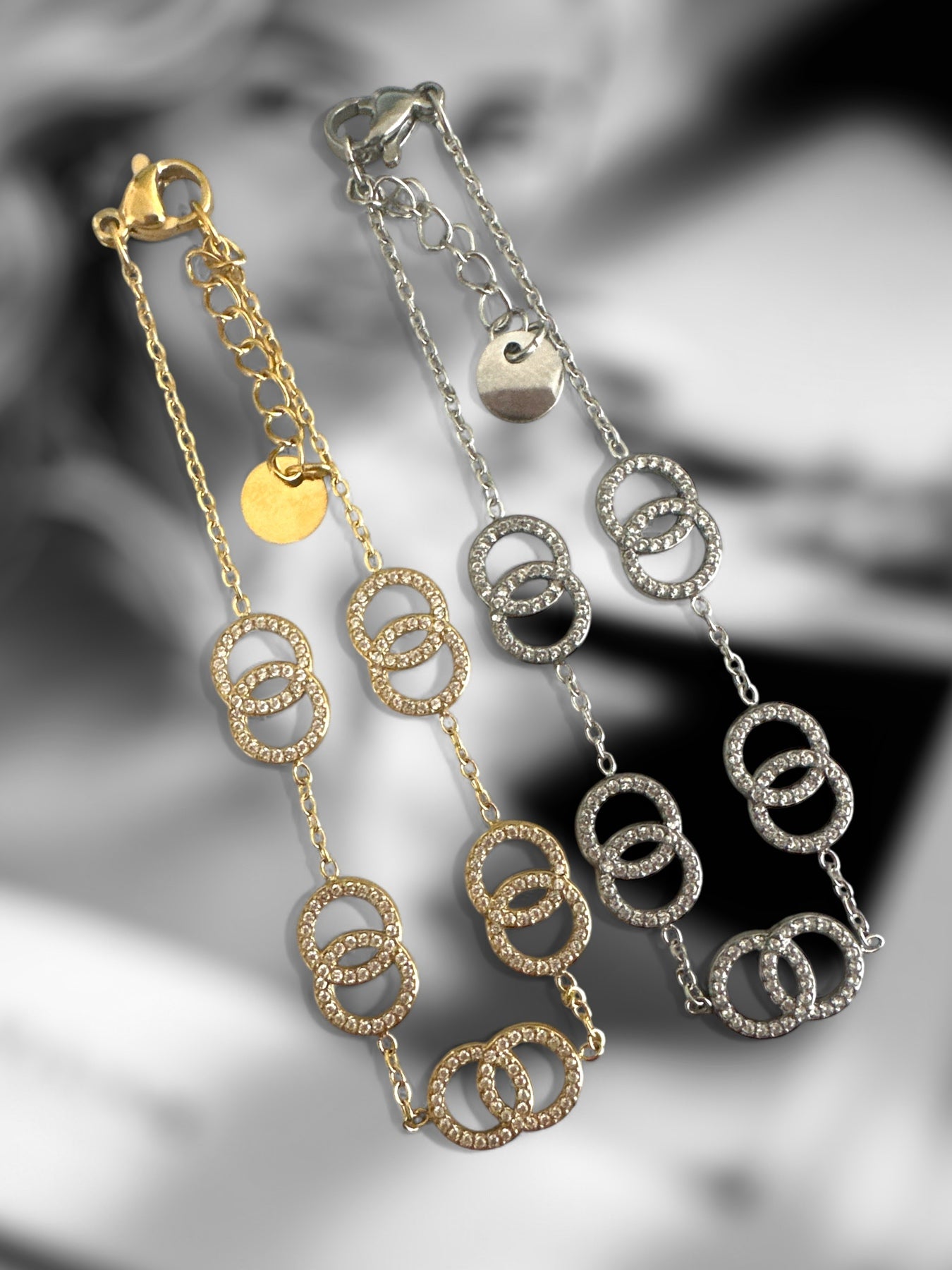 Ατσάλινο βραχιόλι με διακοσμητικούς κρίκους και ζιργκόν, διαθέσιμο σε χρυσό και ασημί φινίρισμα