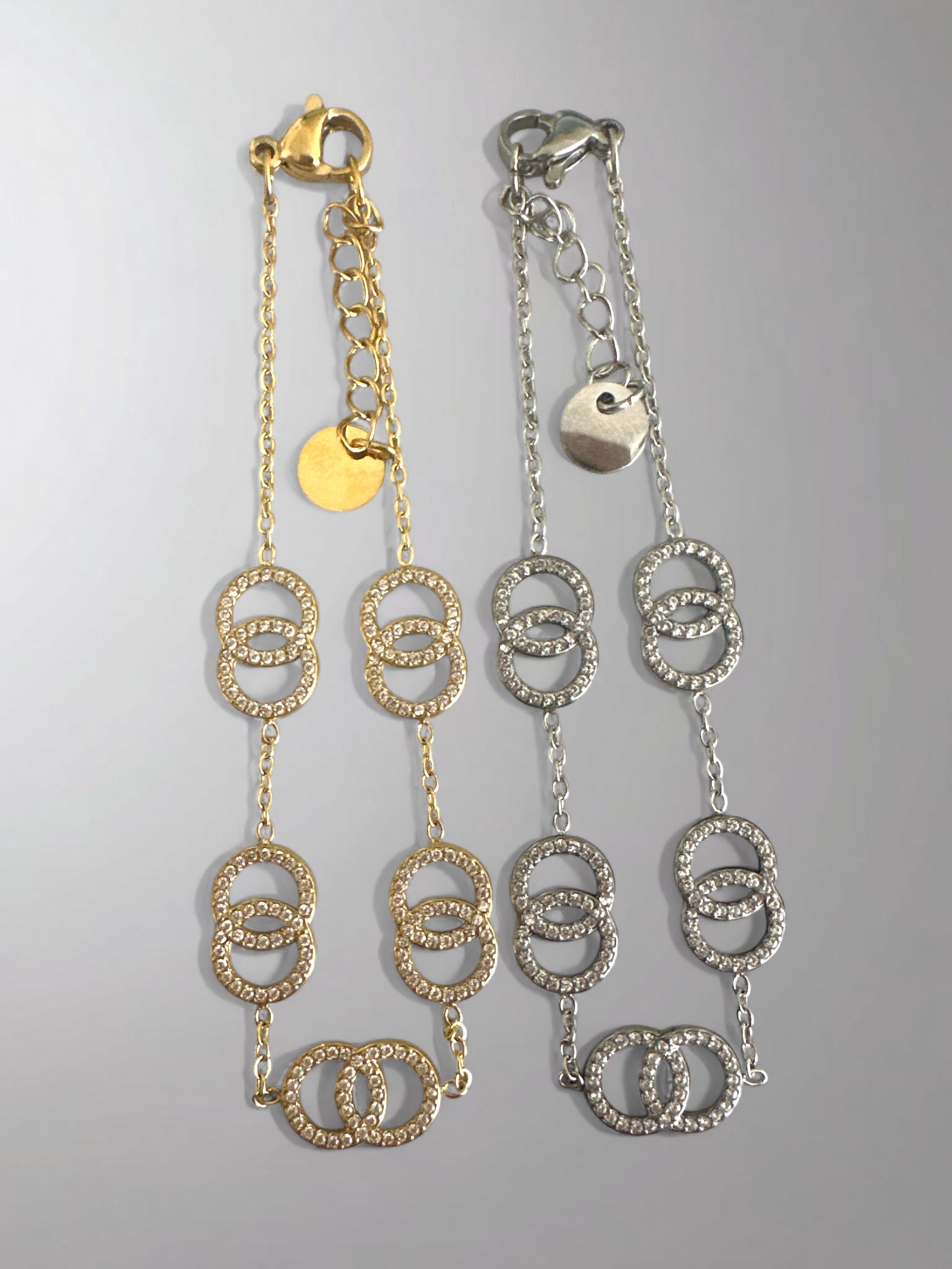 Ατσάλινο βραχιόλι με διακοσμητικούς κρίκους και ζιργκόν, διαθέσιμο σε χρυσό και ασημί φινίρισμα