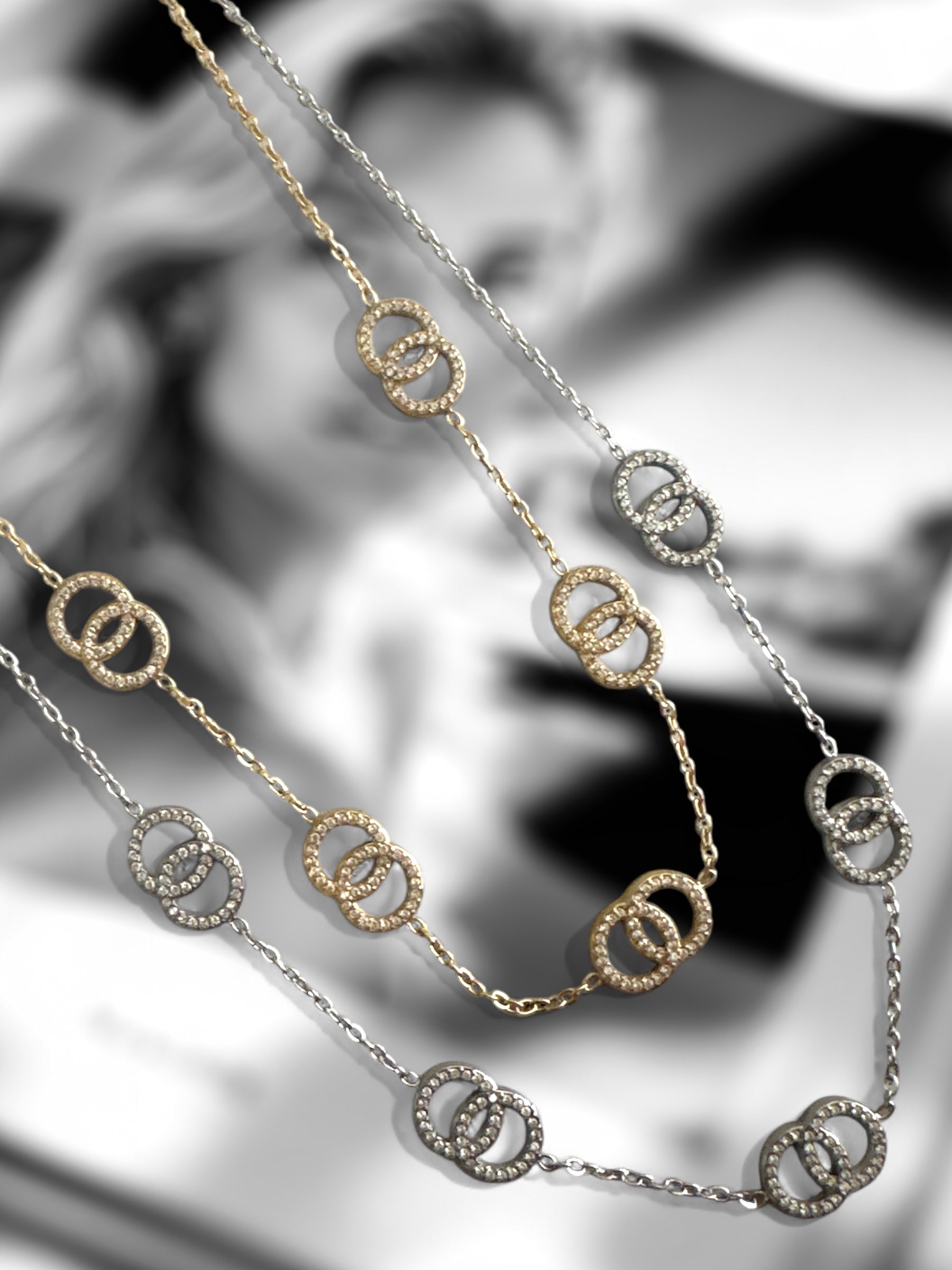 Ατσάλινο γυναικείο κολιέ με κρίκους και ζιργκόν, σε χρυσό και ασημί φινίρισμα, μήκους 40+5 εκ.