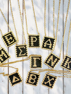 Ατσάλινα κολιέ με χρυσή αλυσίδα και χειροποίητο μενταγιόν γράμμα από Miyuki χάντρες σε μαύρο και χρυσό.