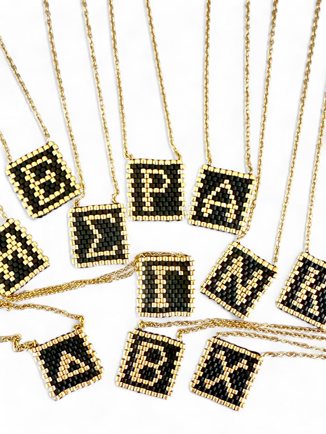 Ατσάλινα κολιέ με χρυσή αλυσίδα και χειροποίητο μενταγιόν γράμμα από Miyuki χάντρες σε μαύρο και χρυσό.