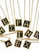 Ατσάλινα κολιέ με χρυσή αλυσίδα και χειροποίητο μενταγιόν γράμμα από Miyuki χάντρες σε μαύρο και χρυσό.