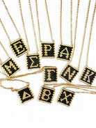 Ατσάλινα κολιέ με χρυσή αλυσίδα και χειροποίητο μενταγιόν γράμμα από Miyuki χάντρες σε μαύρο και χρυσό.