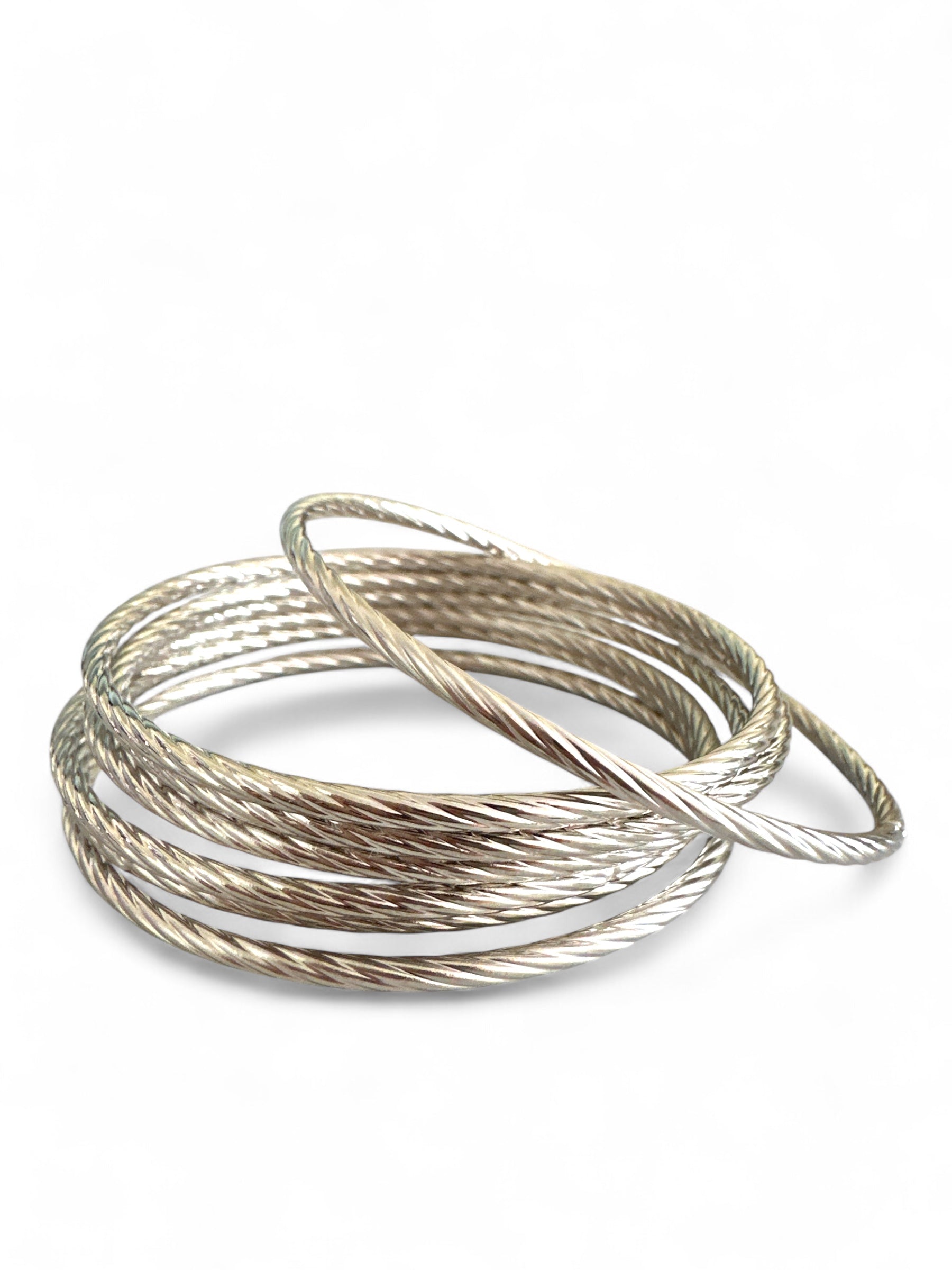 Aτσάλινα στριφτά βραχιόλια σε  ασημί χρώμα