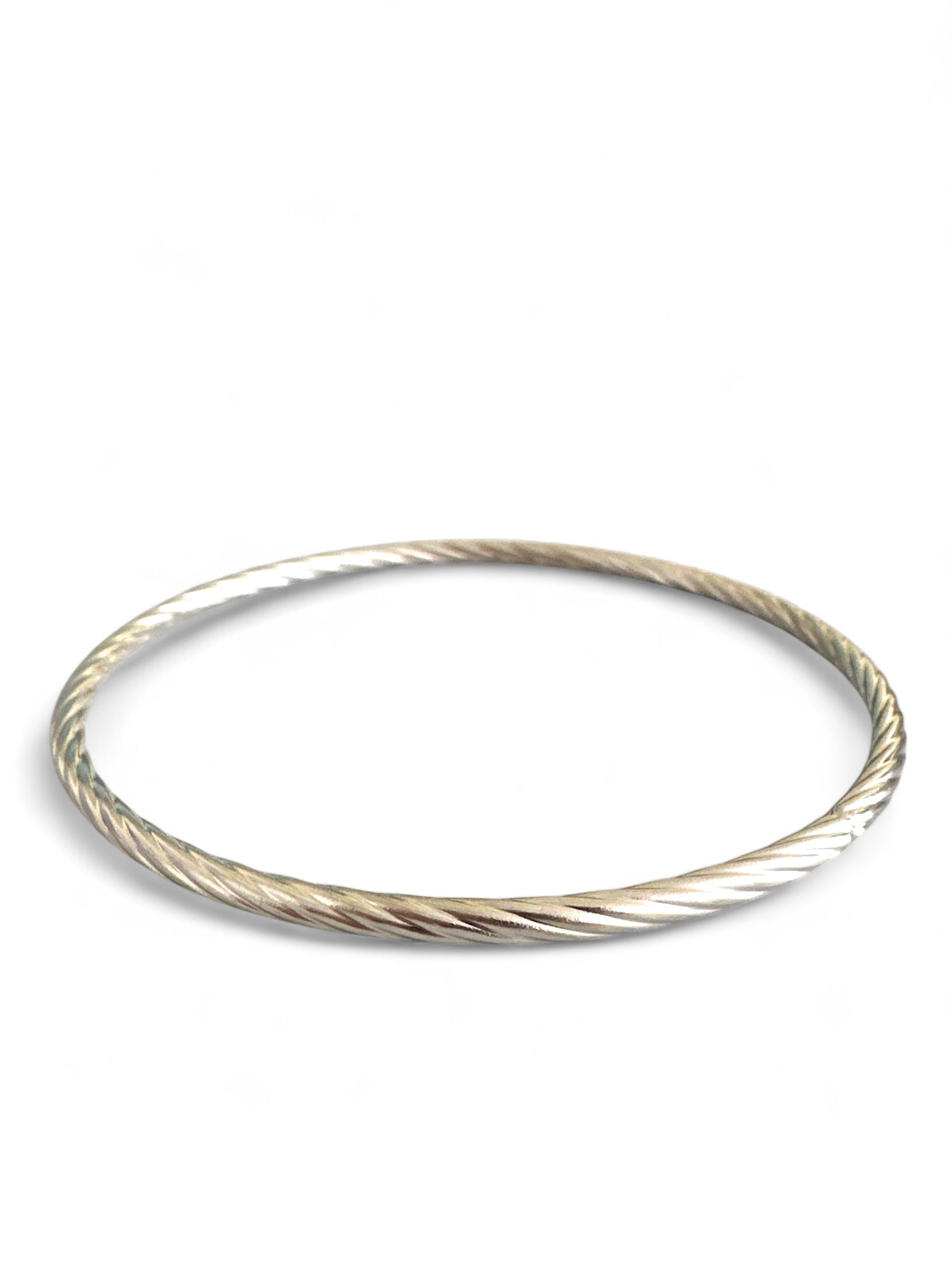 Aτσάλινο στριφτό βραχιόλι σε ασημί χρώμα