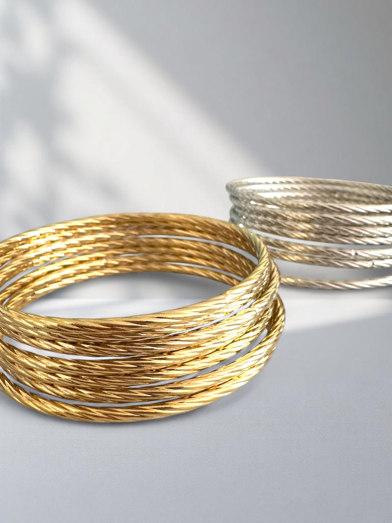 Aτσάλινα στριφτά βραχιόλια σε χρυσό και ασημί χρώμα