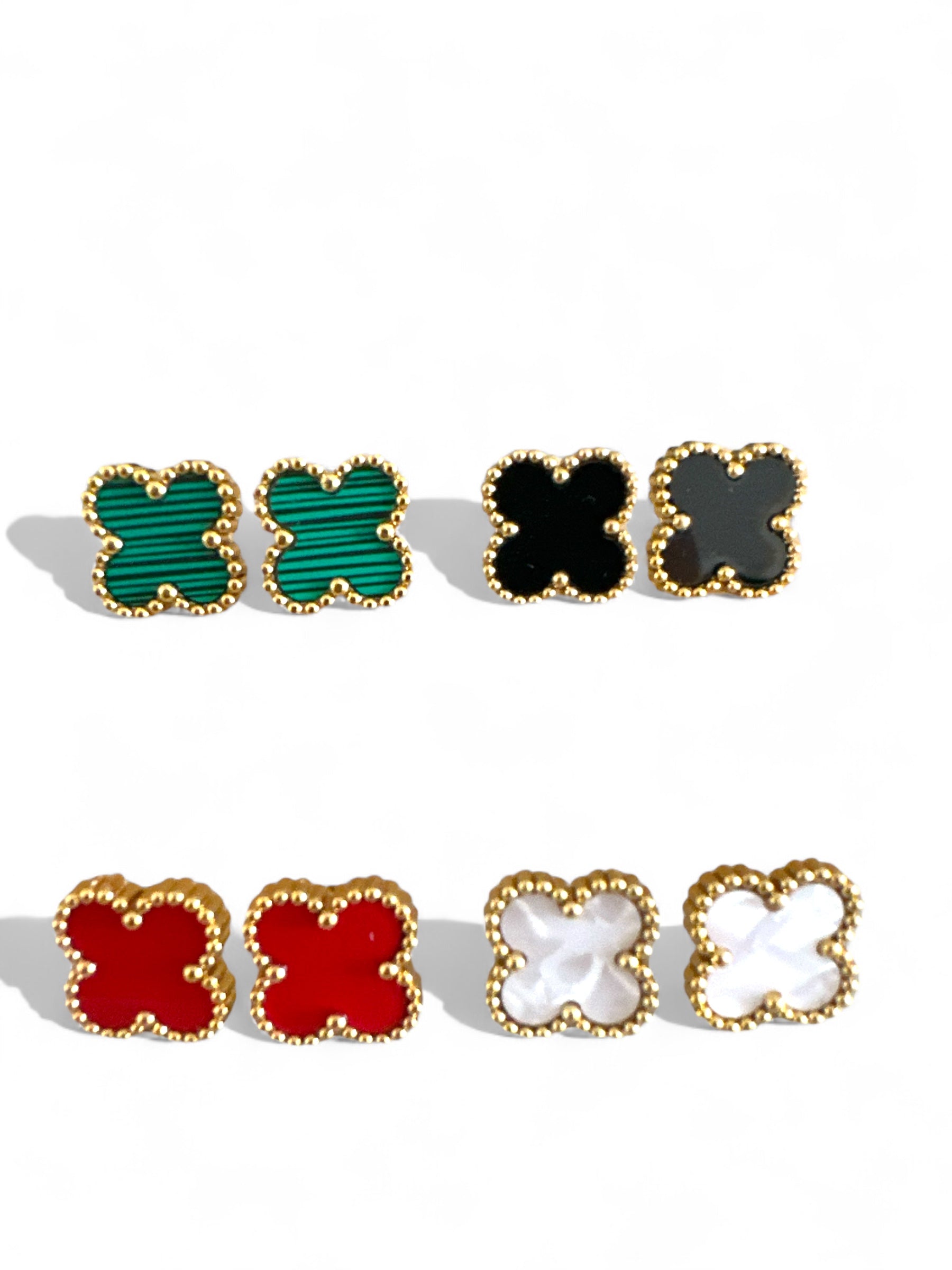 Σκουλαρίκια καρφάκια clover σε χρώματα πράσινο, μαύρο, κόκκινο και φίλντισι – Clover Pearl Studs