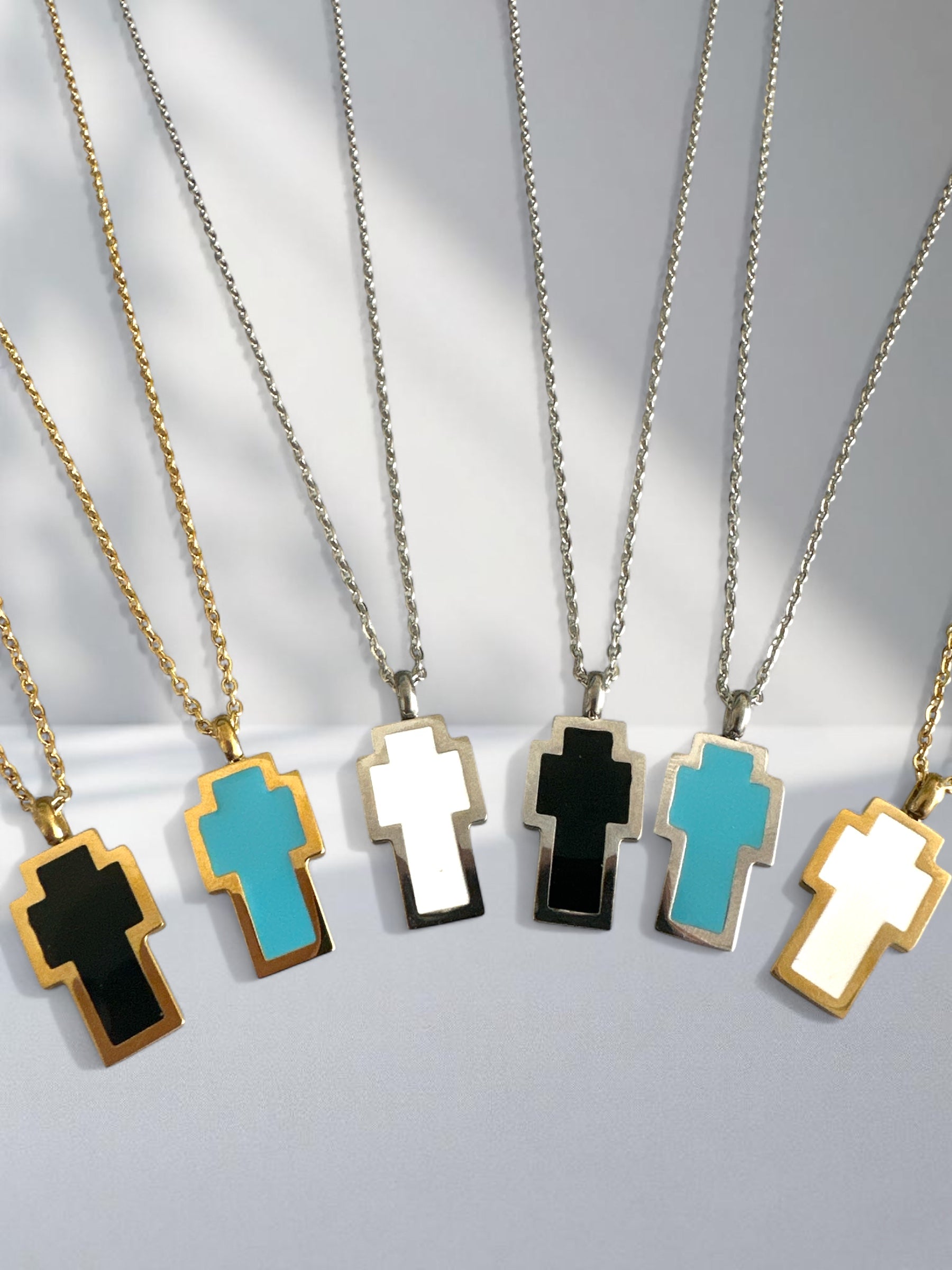 Ατσάλινα κολιέ με γεωμετρικό σταυρό σε μαύρο, λευκό και τιρκουάζ απόχρωση – So Cute by Dimi