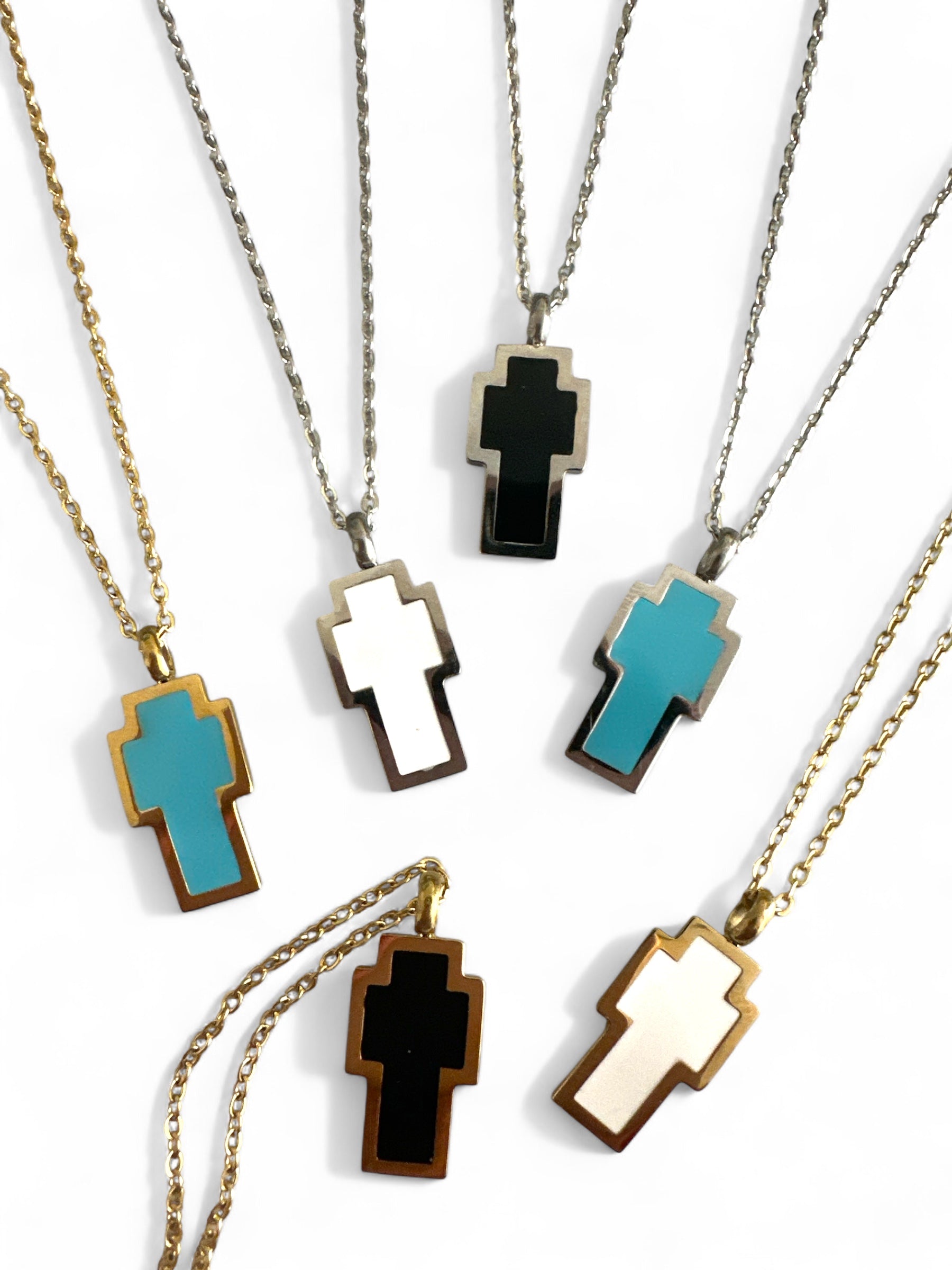 Ατσάλινα κολιέ με γεωμετρικό σταυρό σε μαύρο, λευκό και τιρκουάζ απόχρωση – So Cute by Dimi