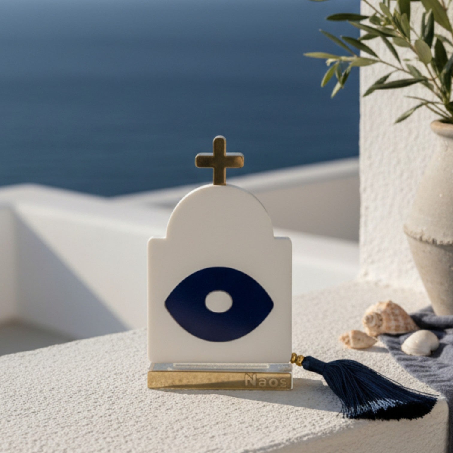 Γούρι design plexiglass σε σχήμα κυκλαδίτικου ναού με navy μάτι και χρυσό σταυρό, με navy φούντα – So Cute by Dimi