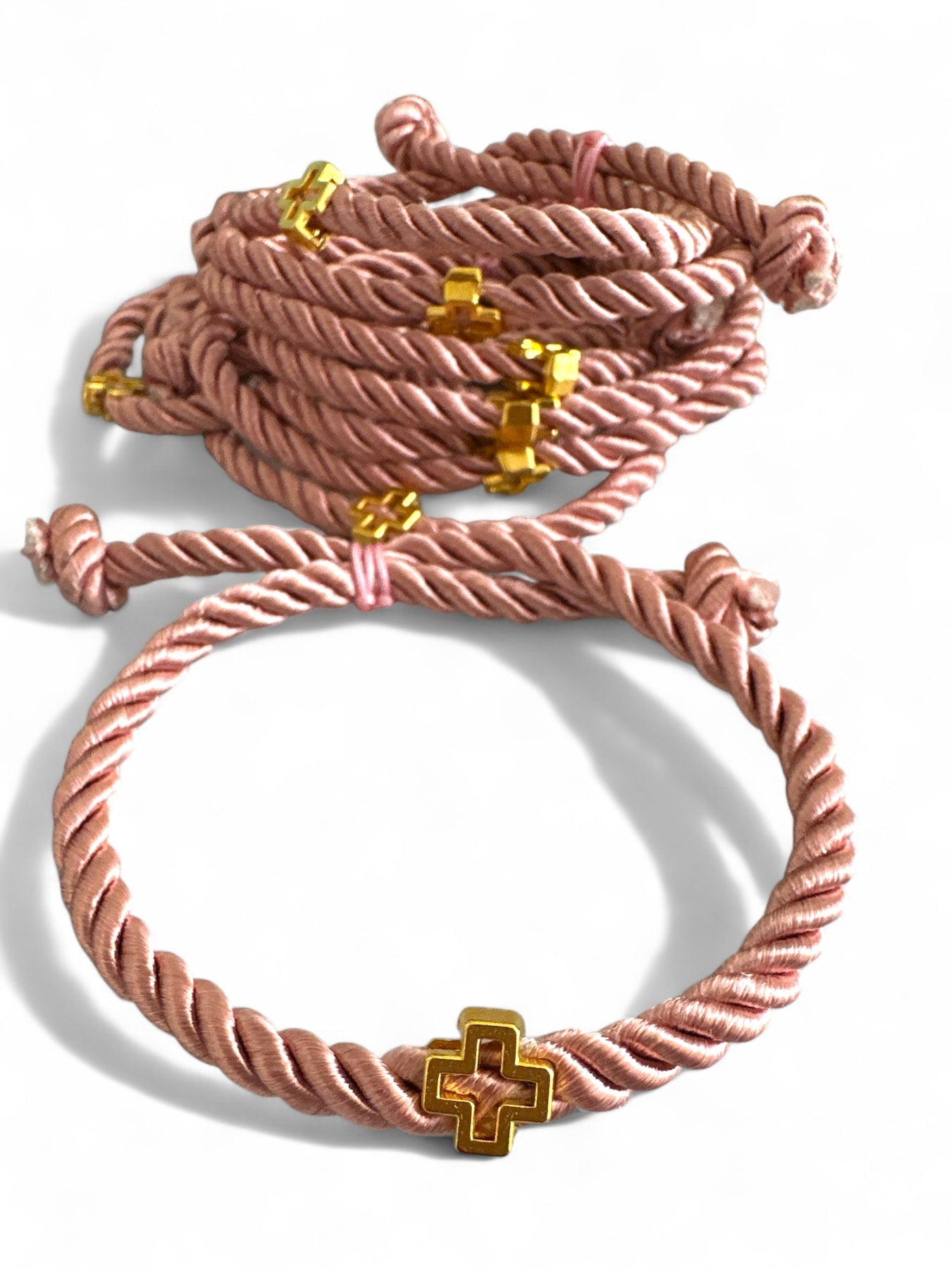 Χειροποίητα μαρτυρικά βραχιόλια από στριφτό σατέν κορδόνι και χρυσό σταυρουδάκι – σε dusty pink