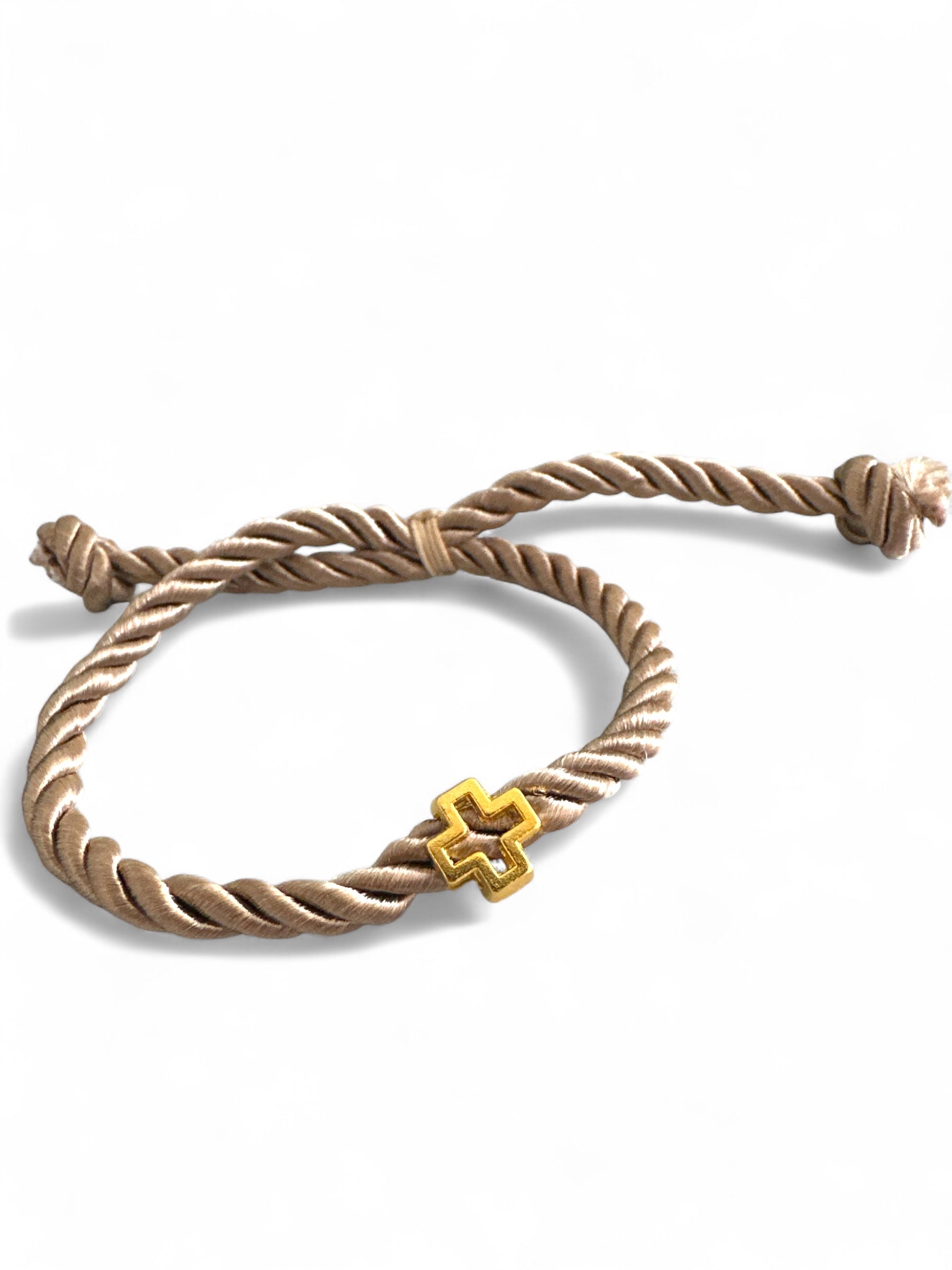 Χειροποίητα μαρτυρικά βραχιόλια από στριφτό σατέν κορδόνι και χρυσό σταυρουδάκι – σε μπεζ απόχρωση.