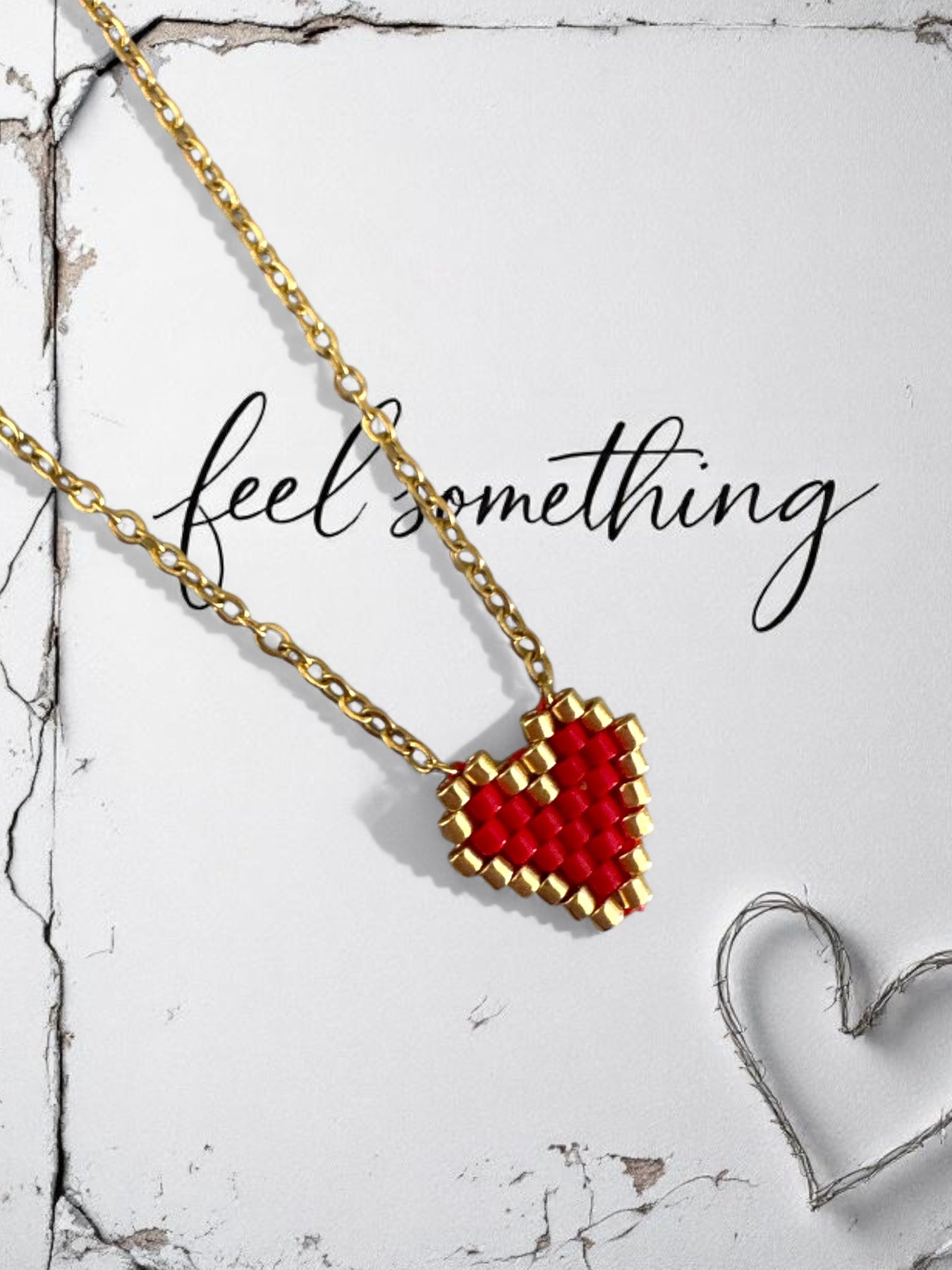 Χειροποίητο κολιέ με χρυσή ατσάλινη αλυσίδα και μικρή καρδιά από Miyuki χάντρες σε κόκκινο και χρυσό.