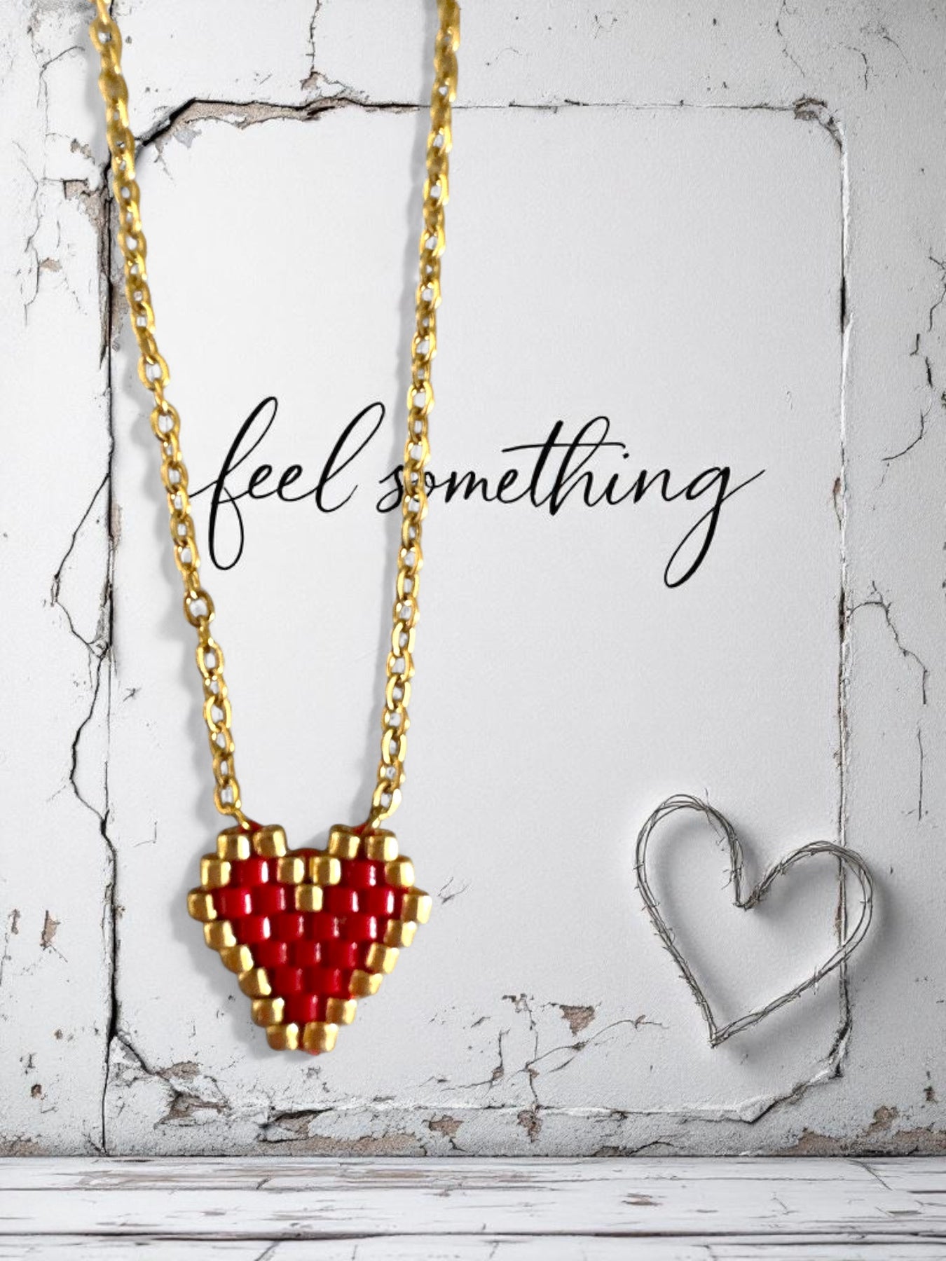 Χειροποίητο κολιέ με χρυσή ατσάλινη αλυσίδα και μικρή καρδιά από Miyuki χάντρες σε κόκκινο και χρυσό.