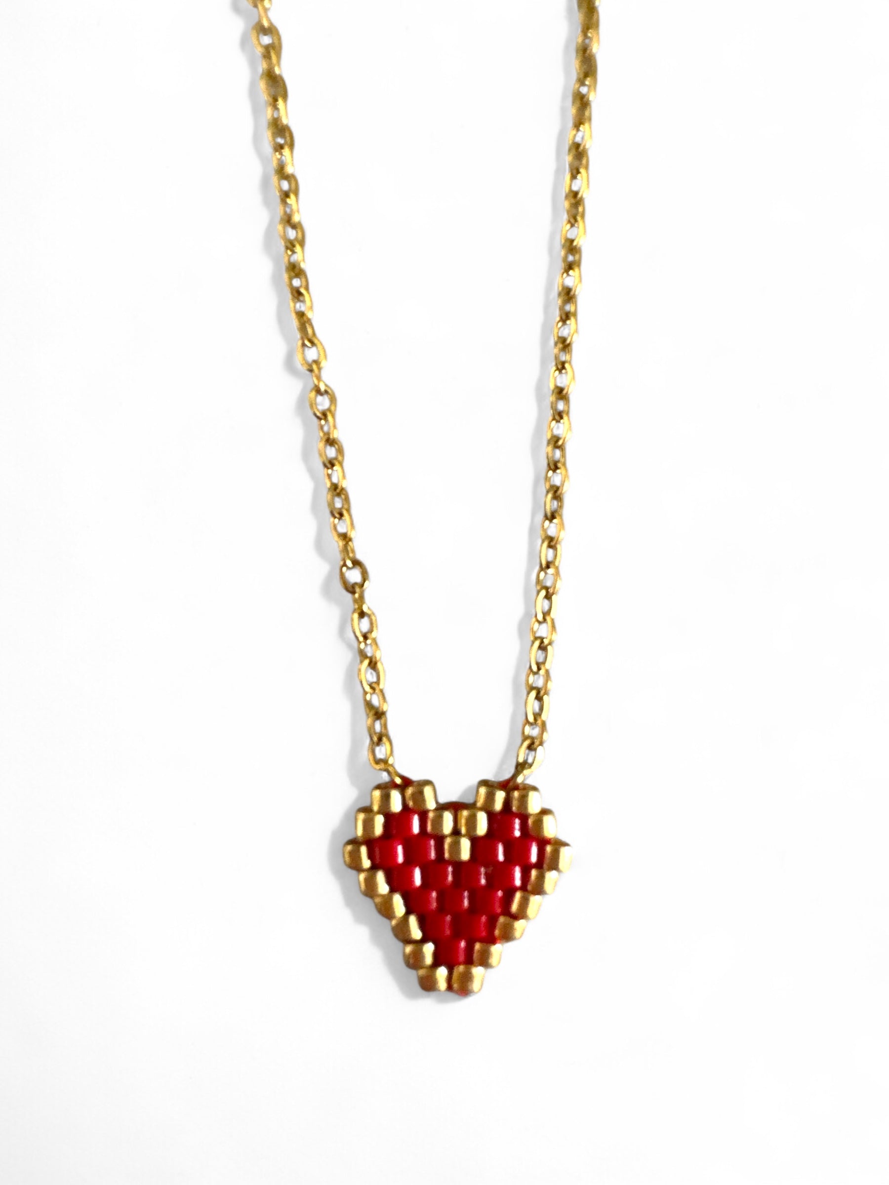 Χειροποίητο κολιέ με χρυσή ατσάλινη αλυσίδα και μικρή καρδιά από Miyuki χάντρες σε κόκκινο και χρυσό.