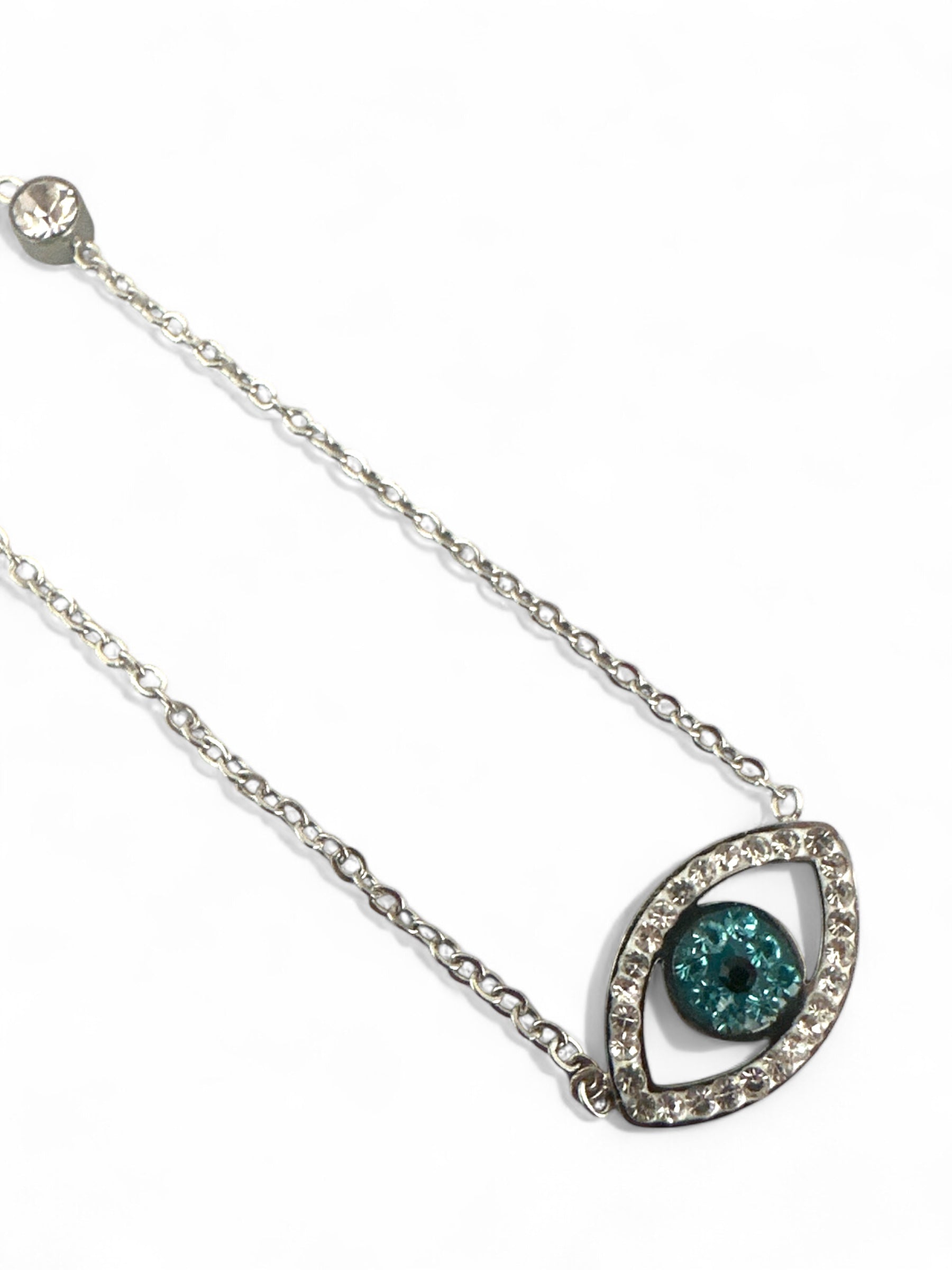 Ατσάλινα κολιέ με σχέδιο ματιού σε ασημί, διακοσμημένα με πράσινο κρύσταλλο και στρας