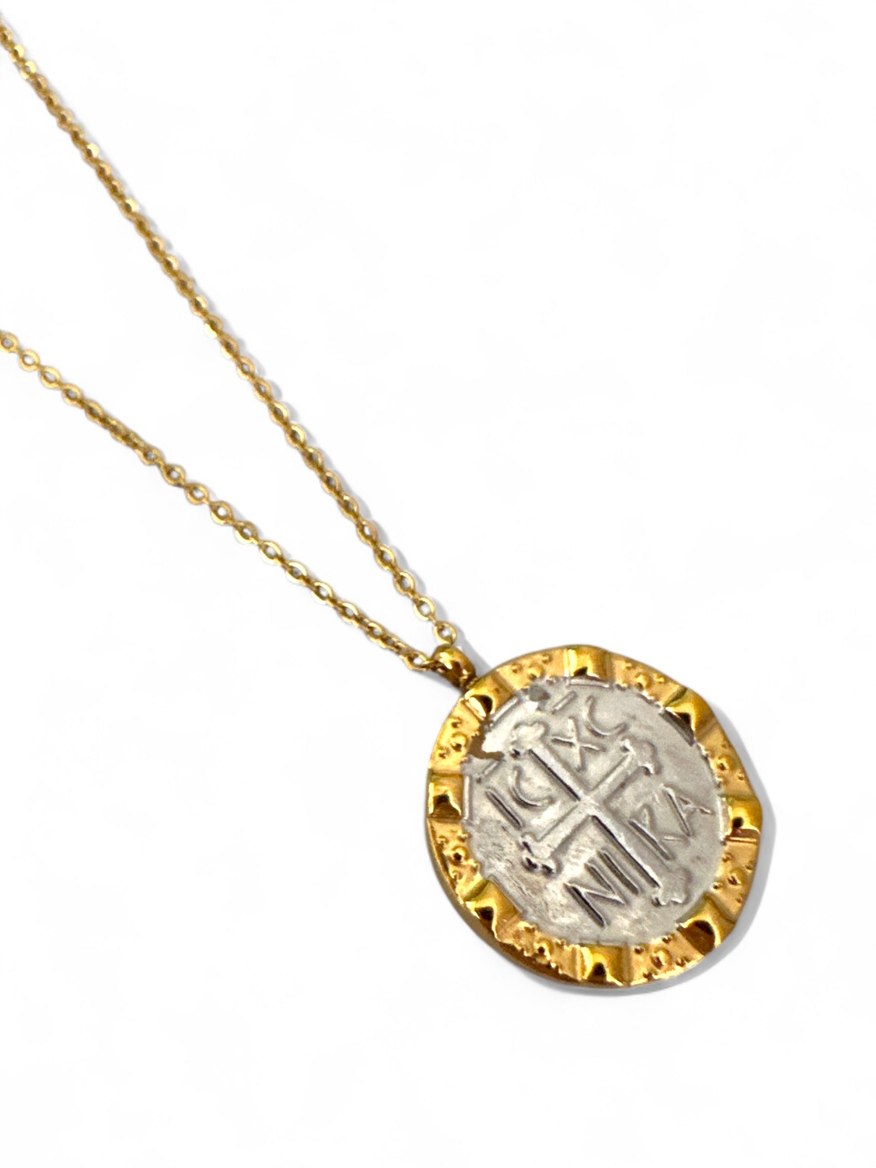 Ατσάλινο κολιέ με διχρωμία και μενταγιόν Κωνσταντινάτο με επιγραφή IC XC NIKA σε χρυσή αλυσίδα 40+5 εκ.