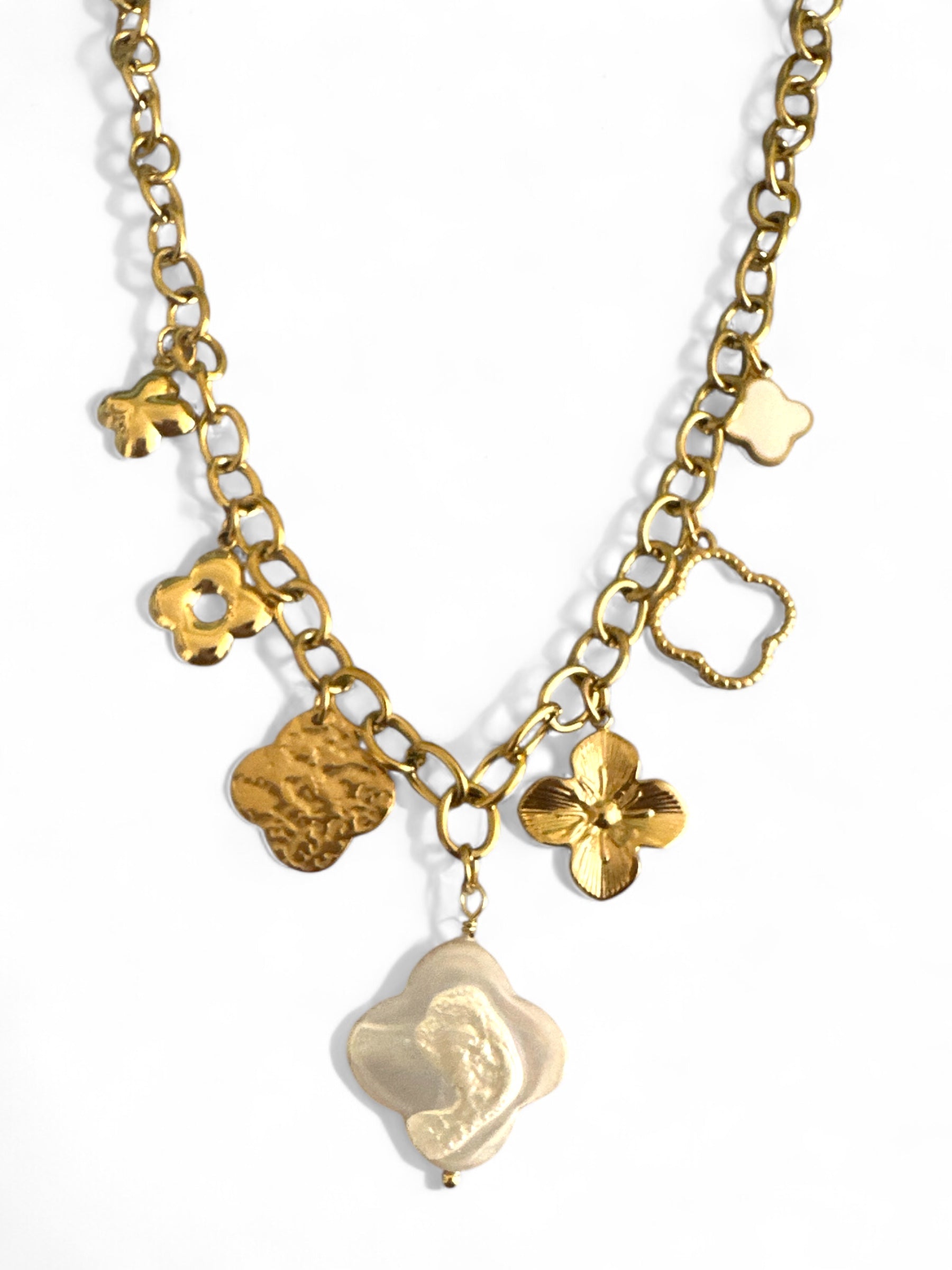 Ατσάλινο χρυσό κολιέ με charms σε σχήματα σταυρού, λουλουδιών και κεντρικό στοιχείο πέρλας με ανάγλυκη φιγούρα - So Cute by DImi