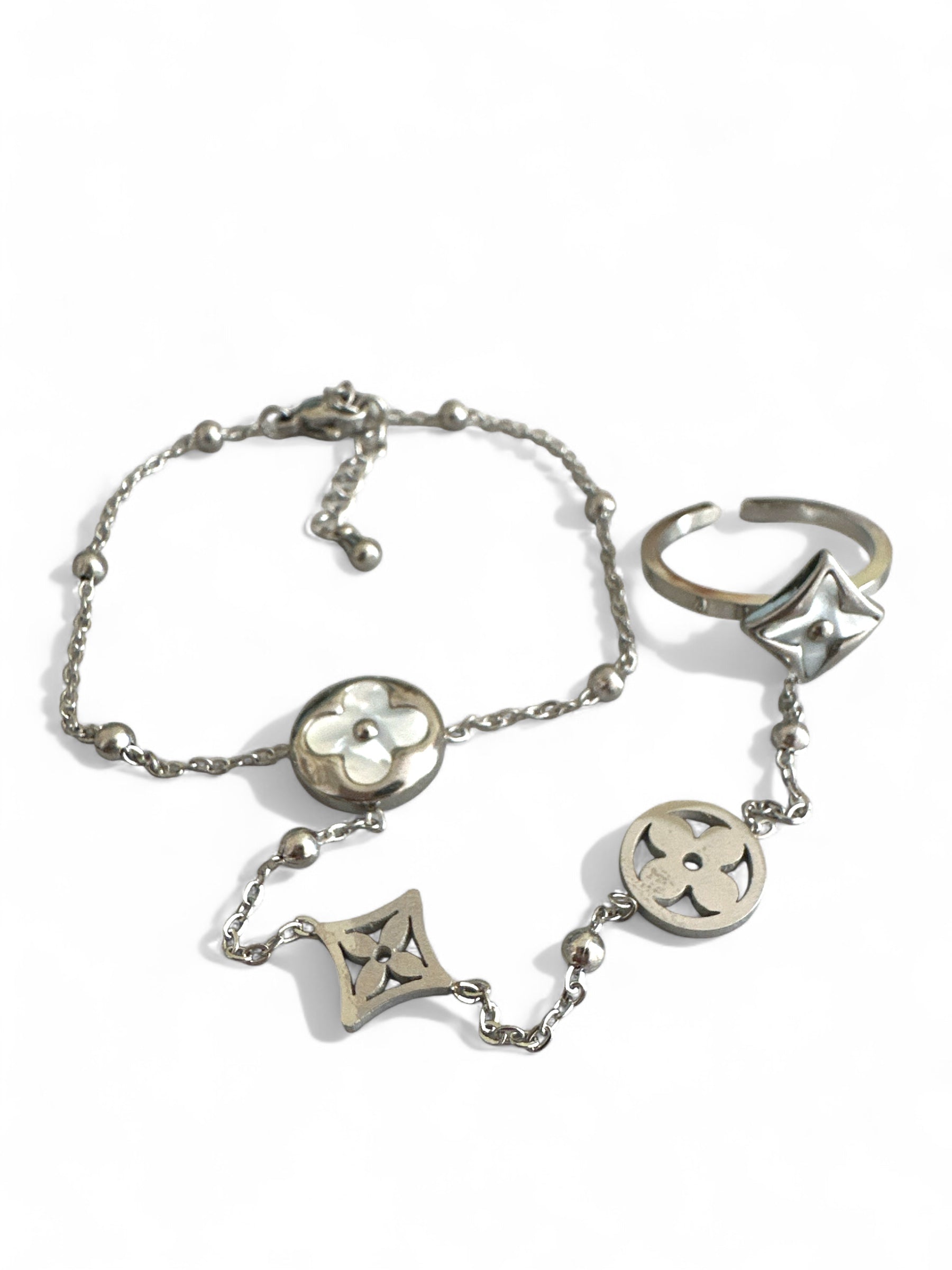 Ατσάλινα βραχιόλια με ενσωματωμένο δαχτυλίδι και γεωμετρικά λουλουδένια μοτίβα σε ασημί – So Cute By Dimi