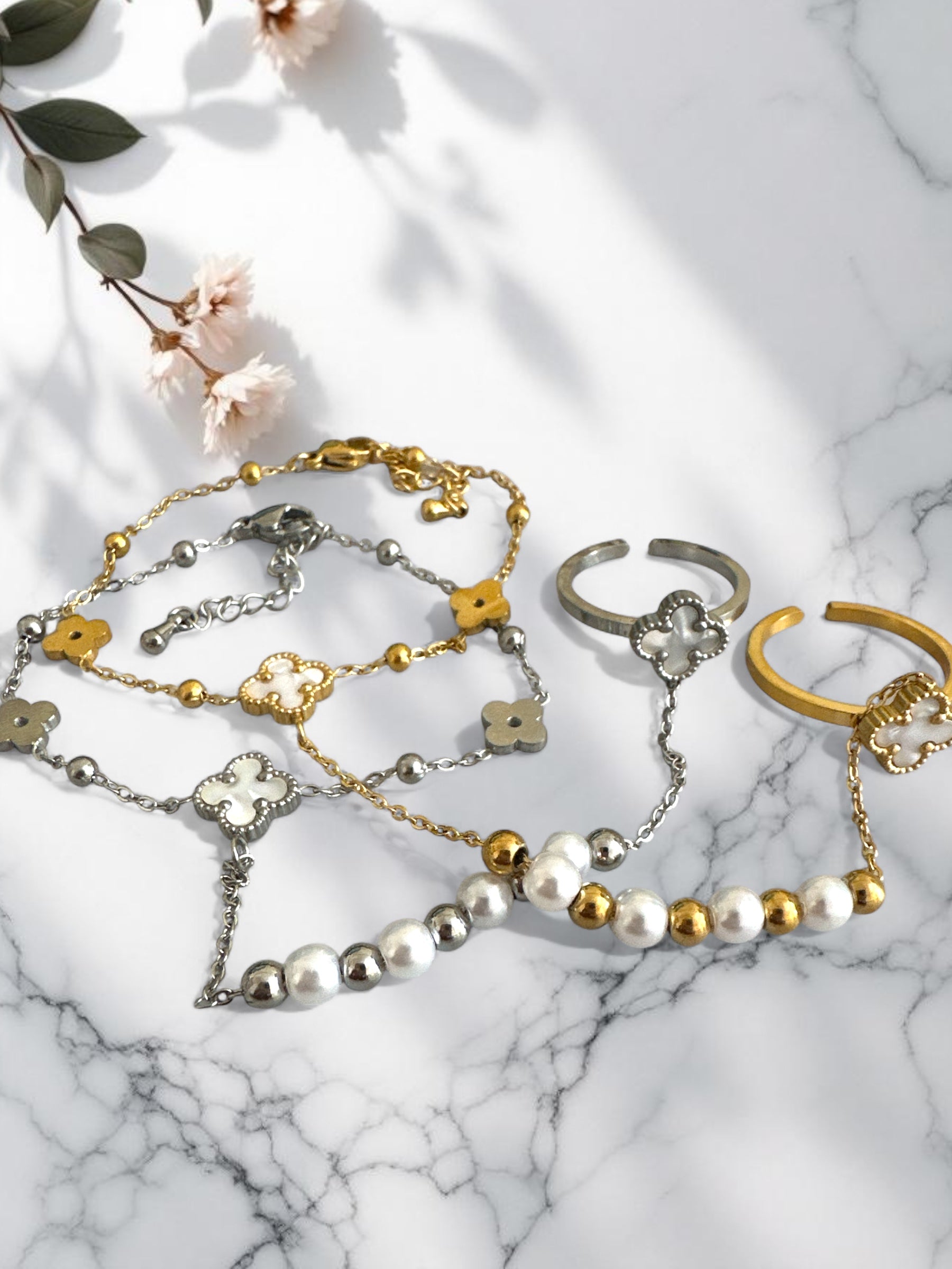 Ατσάλινο βραχιόλι με ενσωματωμένο δαχτυλίδι και περλέ χάντρες, σε διχρωμία χρυσού-ασημί – So Cute By Dimi