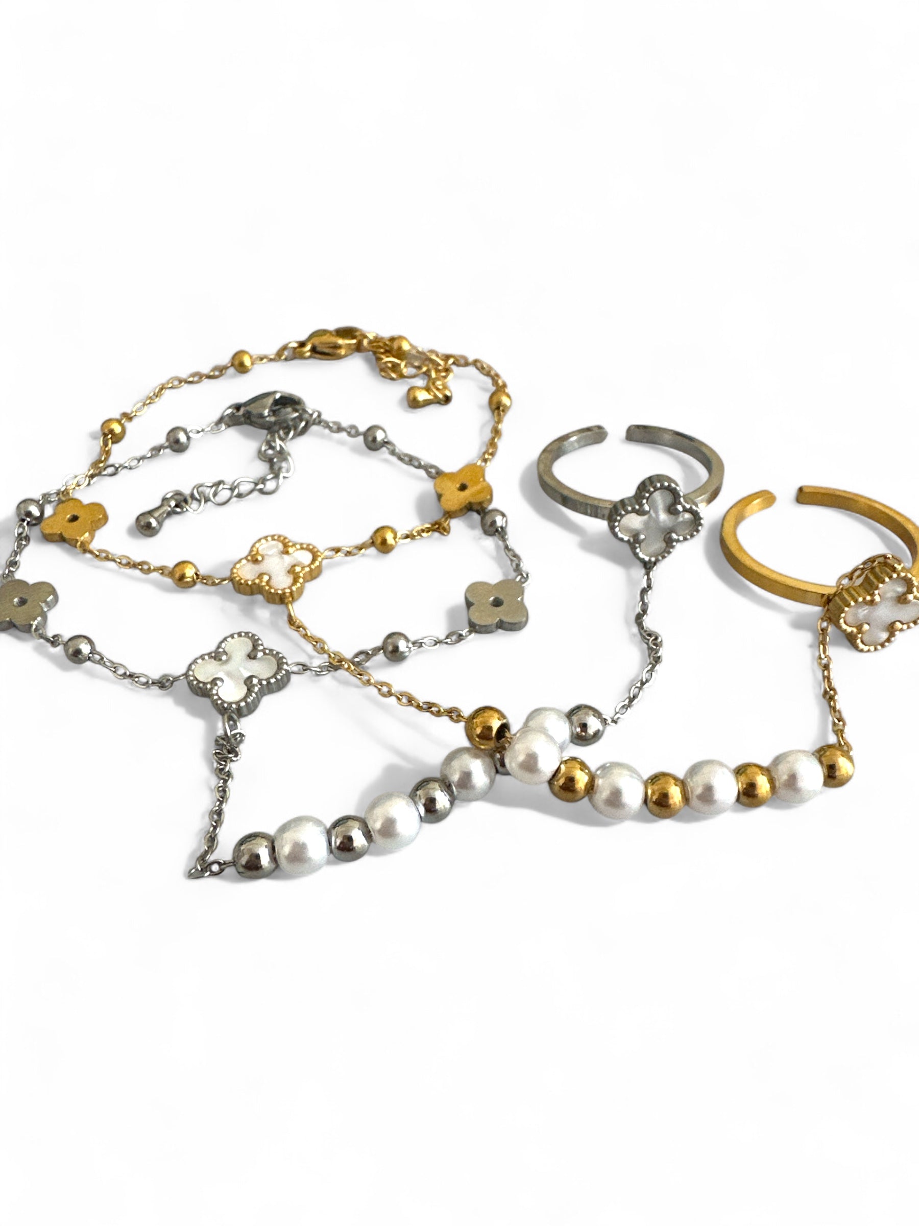 Ατσάλινο βραχιόλι με ενσωματωμένο δαχτυλίδι και περλέ χάντρες, σε διχρωμία χρυσού-ασημί – So Cute By Dimi