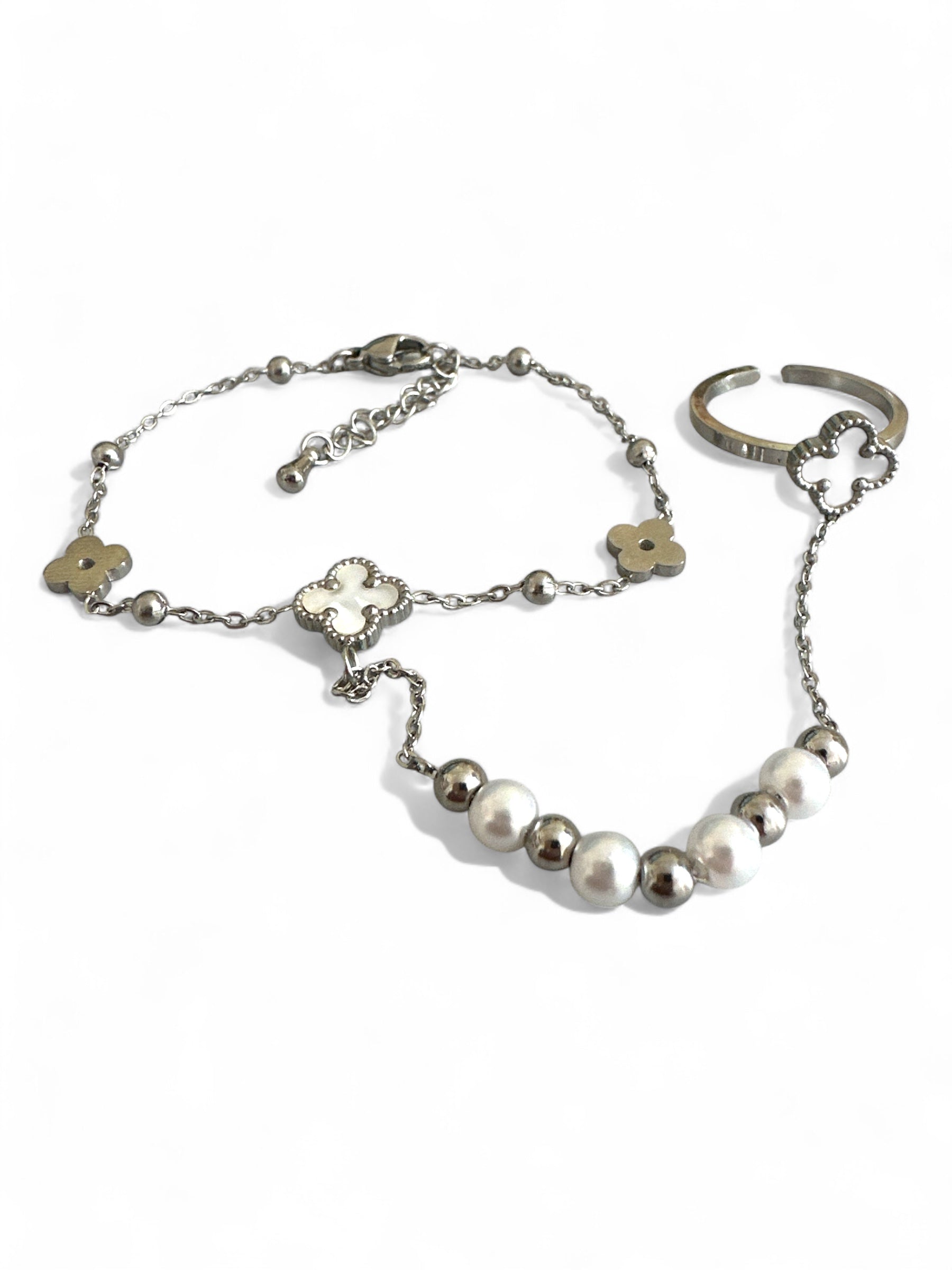 Ατσάλινο βραχιόλι με ενσωματωμένο δαχτυλίδι και περλέ χάντρες, σε ασημί – So Cute By Dimi