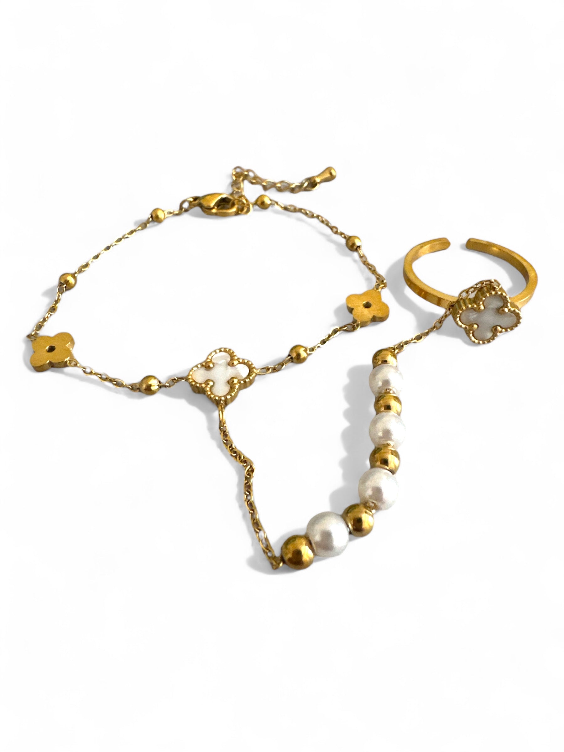 Ατσάλινο βραχιόλι με ενσωματωμένο δαχτυλίδι και περλέ χάντρες, σε χρυσο – So Cute By Dimi