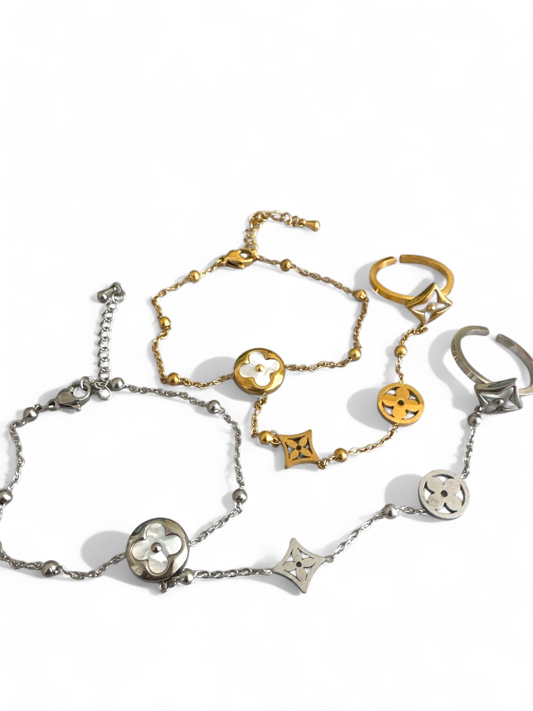 Ατσάλινα βραχιόλια με ενσωματωμένο δαχτυλίδι και γεωμετρικά λουλουδένια μοτίβα σε ασημί και χρυσό – So Cute By Dimi