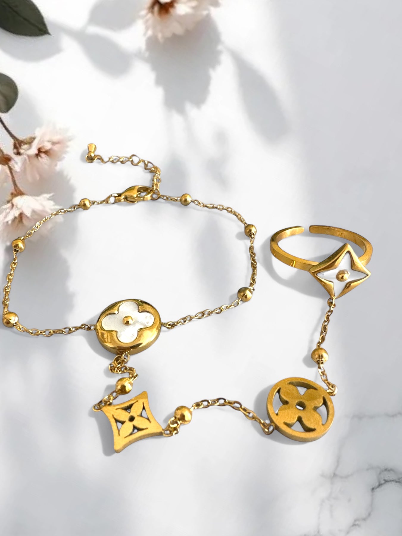 Ατσάλινα βραχιόλια με ενσωματωμένο δαχτυλίδι και γεωμετρικά λουλουδένια μοτίβα σε χρυσό – So Cute By Dimi