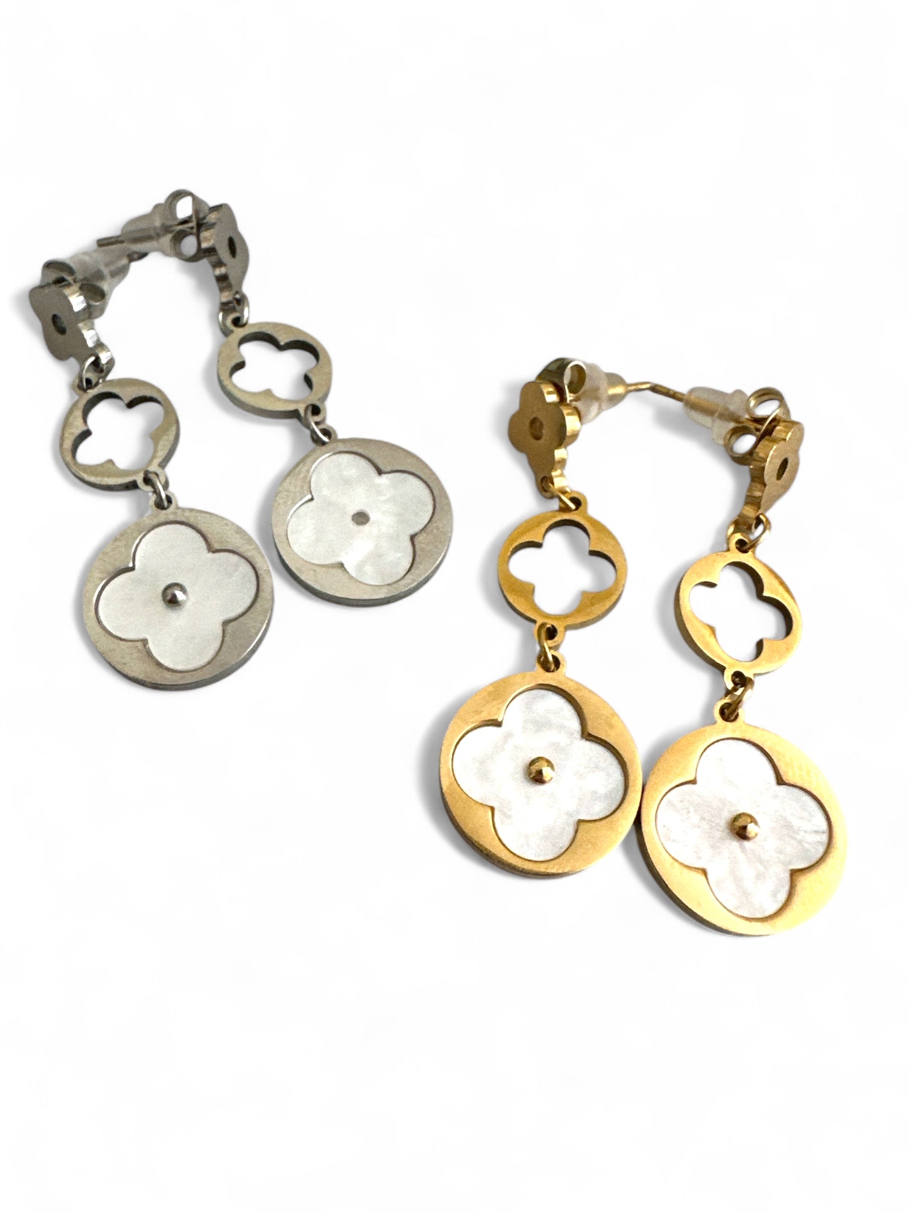 Ατσάλινα σκουλαρίκια 4,5 εκ. με μοτίφ λουλουδιού και φίλντισι, διαθέσιμα σε χρυσό και ασημί – So Cute By Dimi