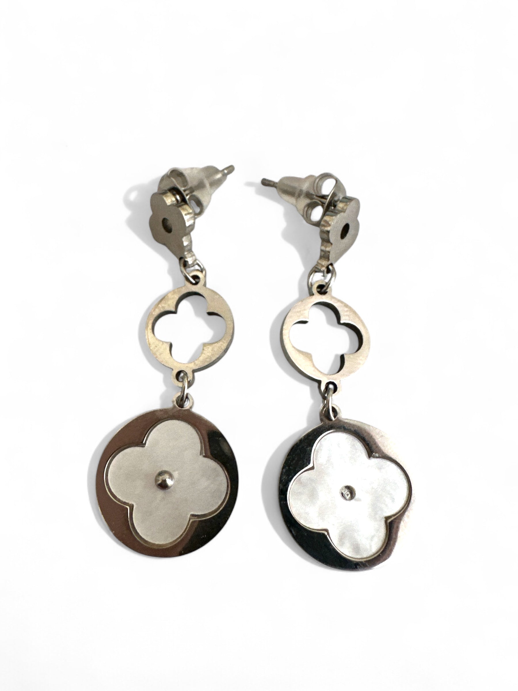 Ατσάλινα σκουλαρίκια 4,5 εκ. με μοτίφ λουλουδιού και φίλντισι, διαθέσιμα σε χρυσό και ασημί – So Cute By Dimi