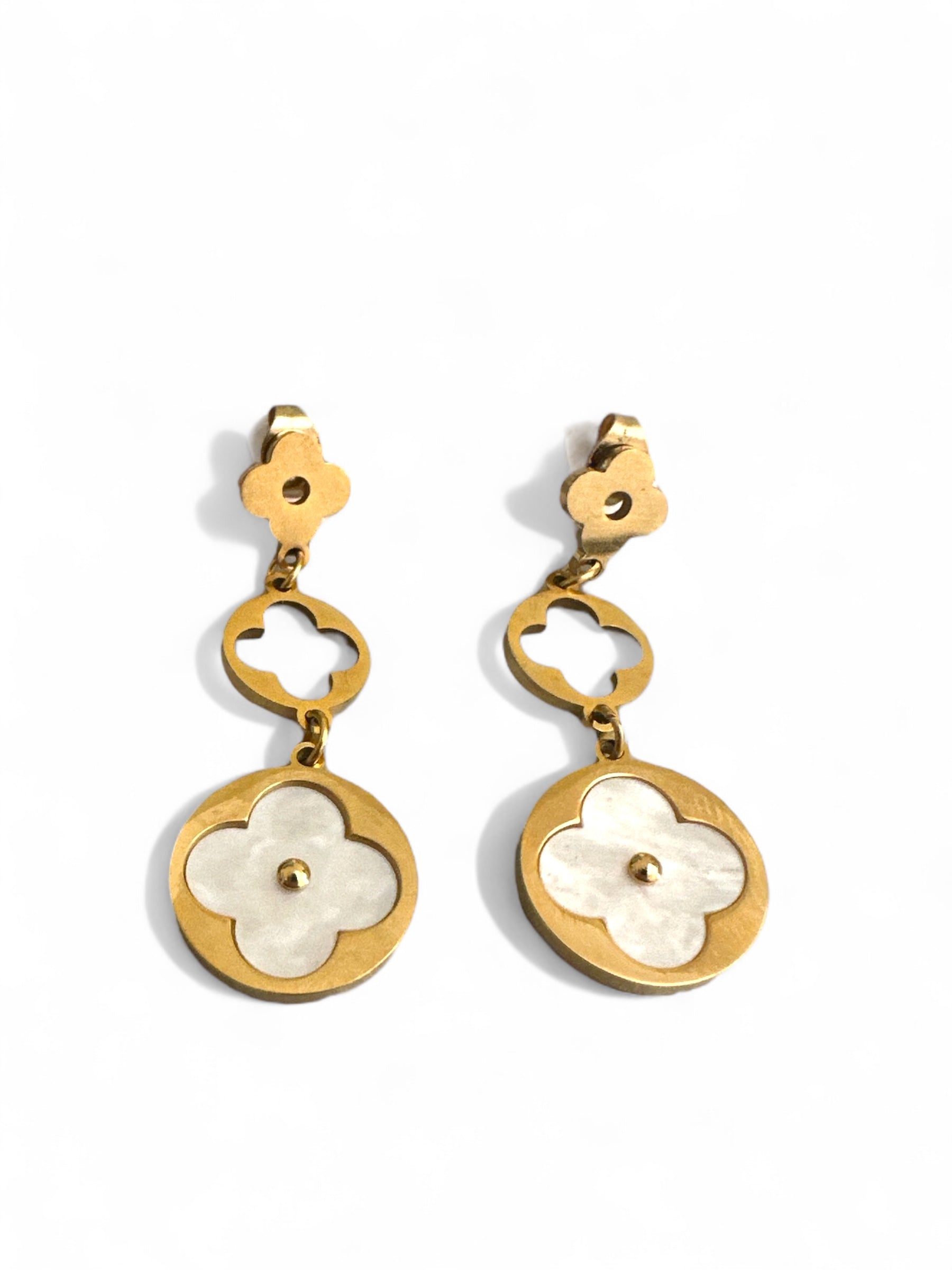 Ατσάλινα σκουλαρίκια 4,5 εκ. με μοτίφ λουλουδιού και φίλντισι, διαθέσιμα σε χρυσό και ασημί – So Cute By Dimi